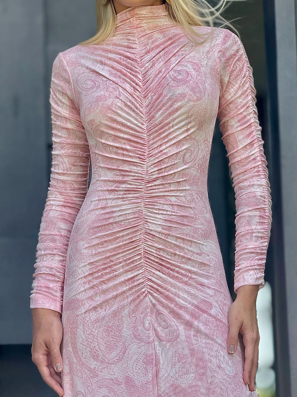 Vestido De Tule Franzido Cashmere Manga Longa