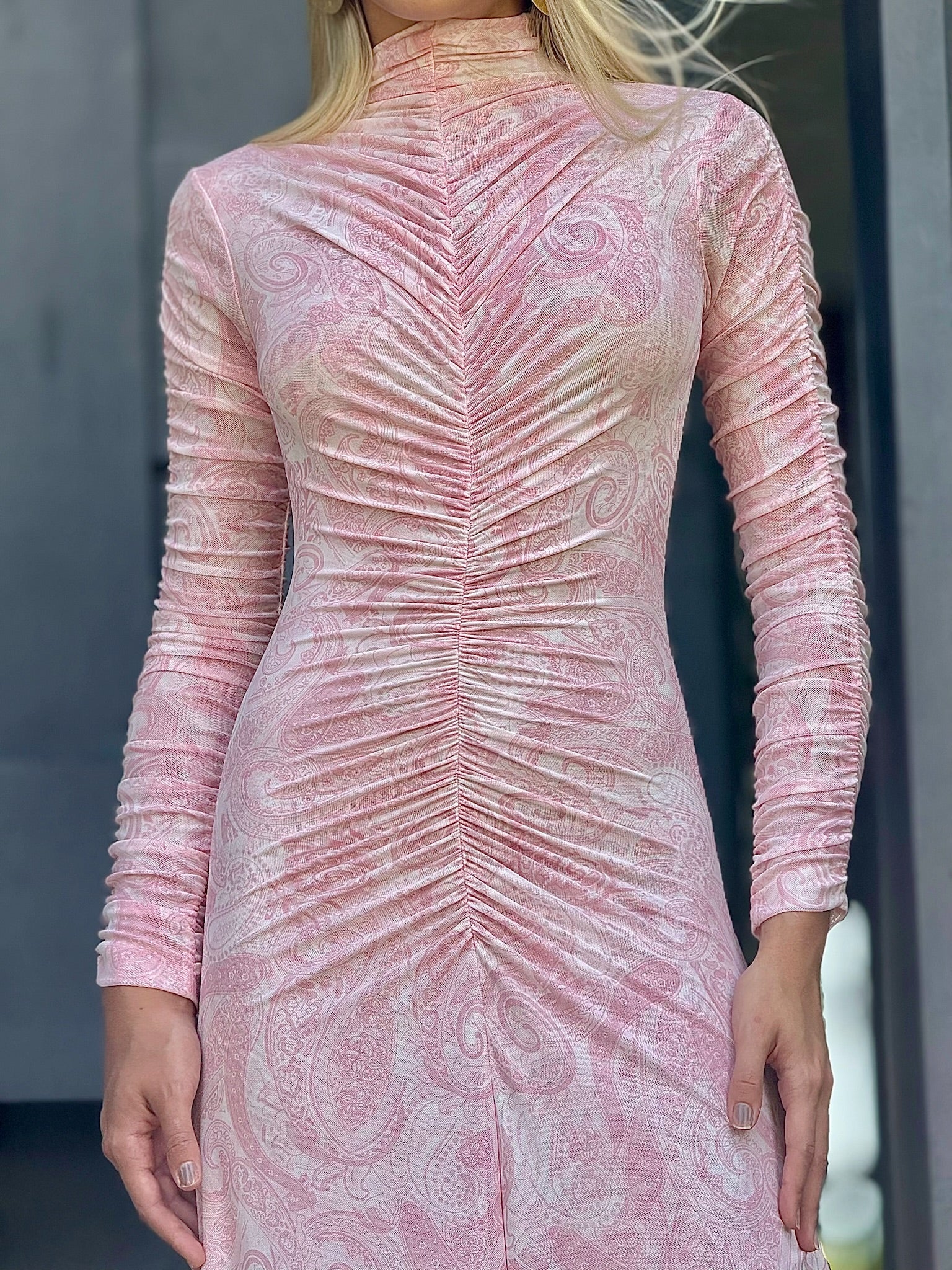 Vestido De Tule Franzido Cashmere Manga Longa