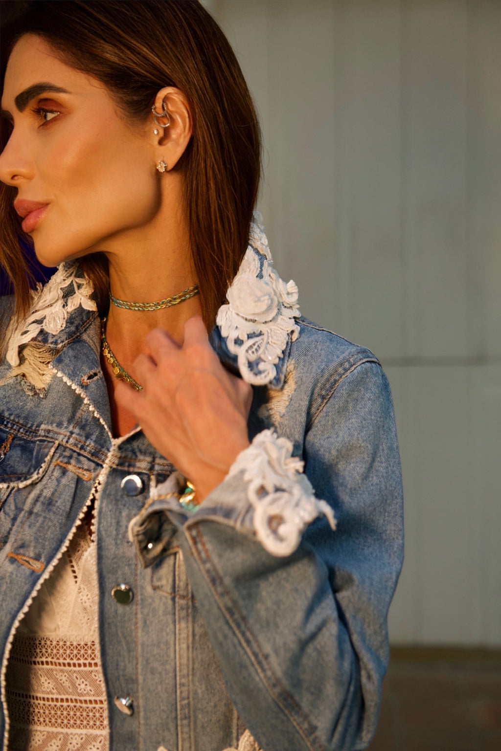 Jaqueta Jeans Bordada Com Renda Gola E Punho