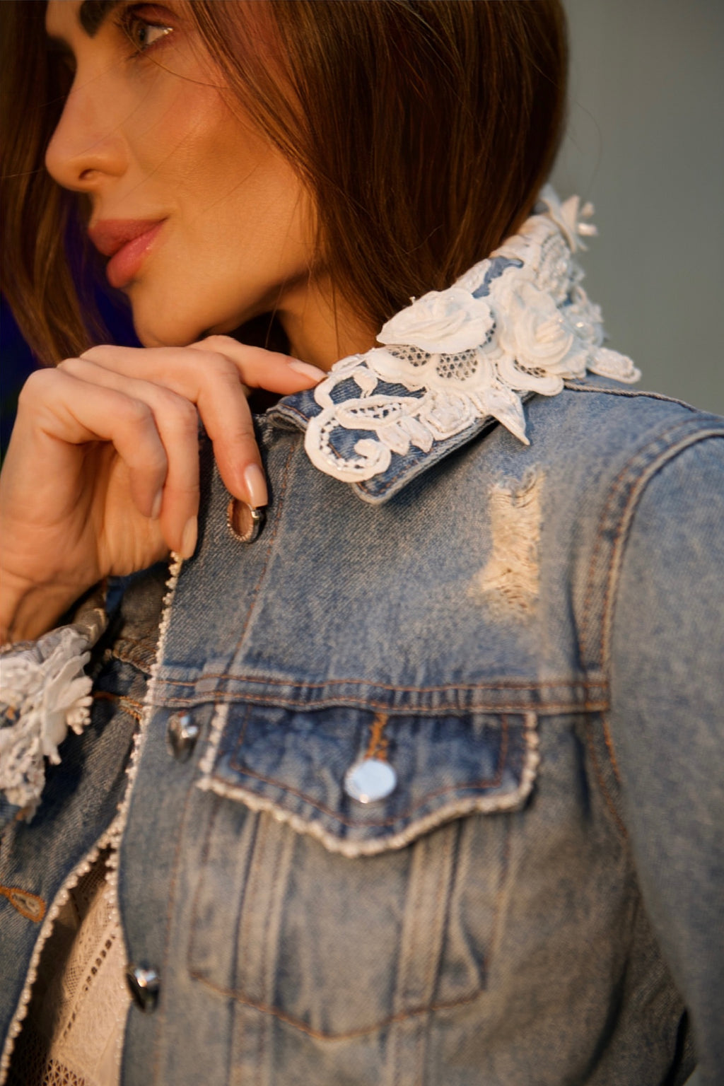 Jaqueta Jeans Bordada Com Renda Gola E Punho