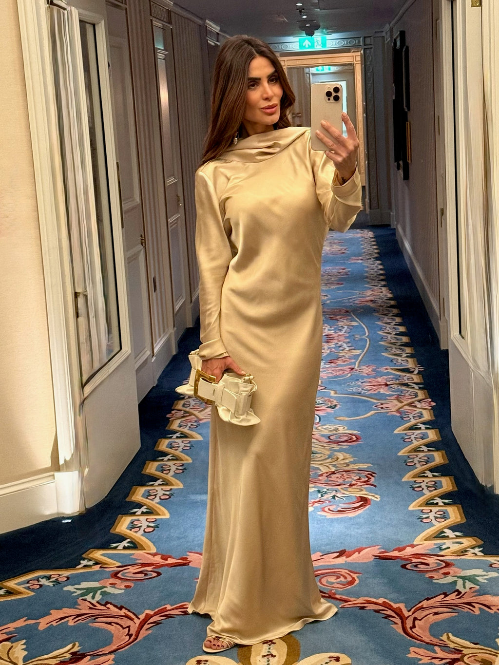 Vestido Em Cetim De Seda Com Costas Abertas Manga Longa