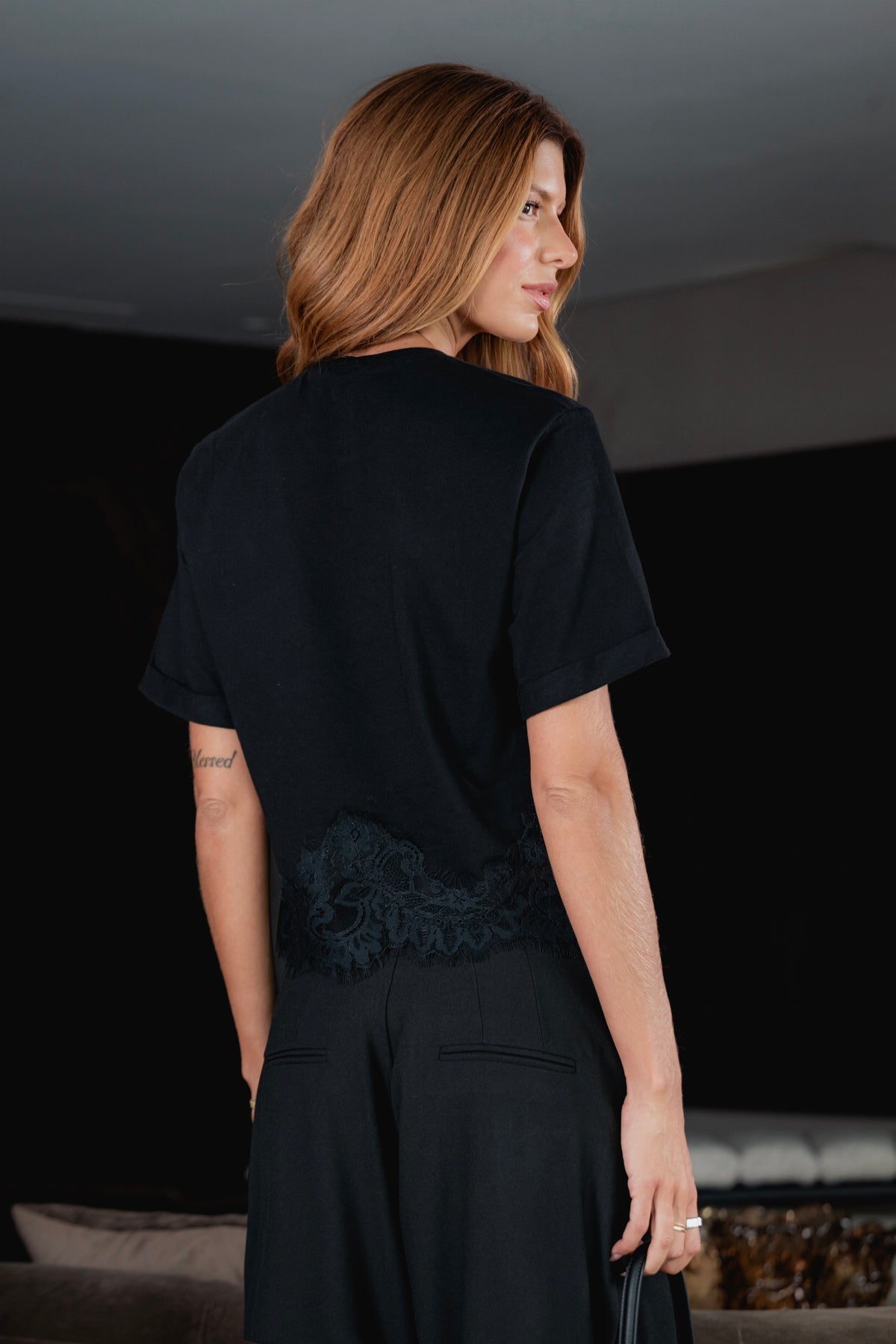 T-Shirt em Malha Decote e Barra em Renda