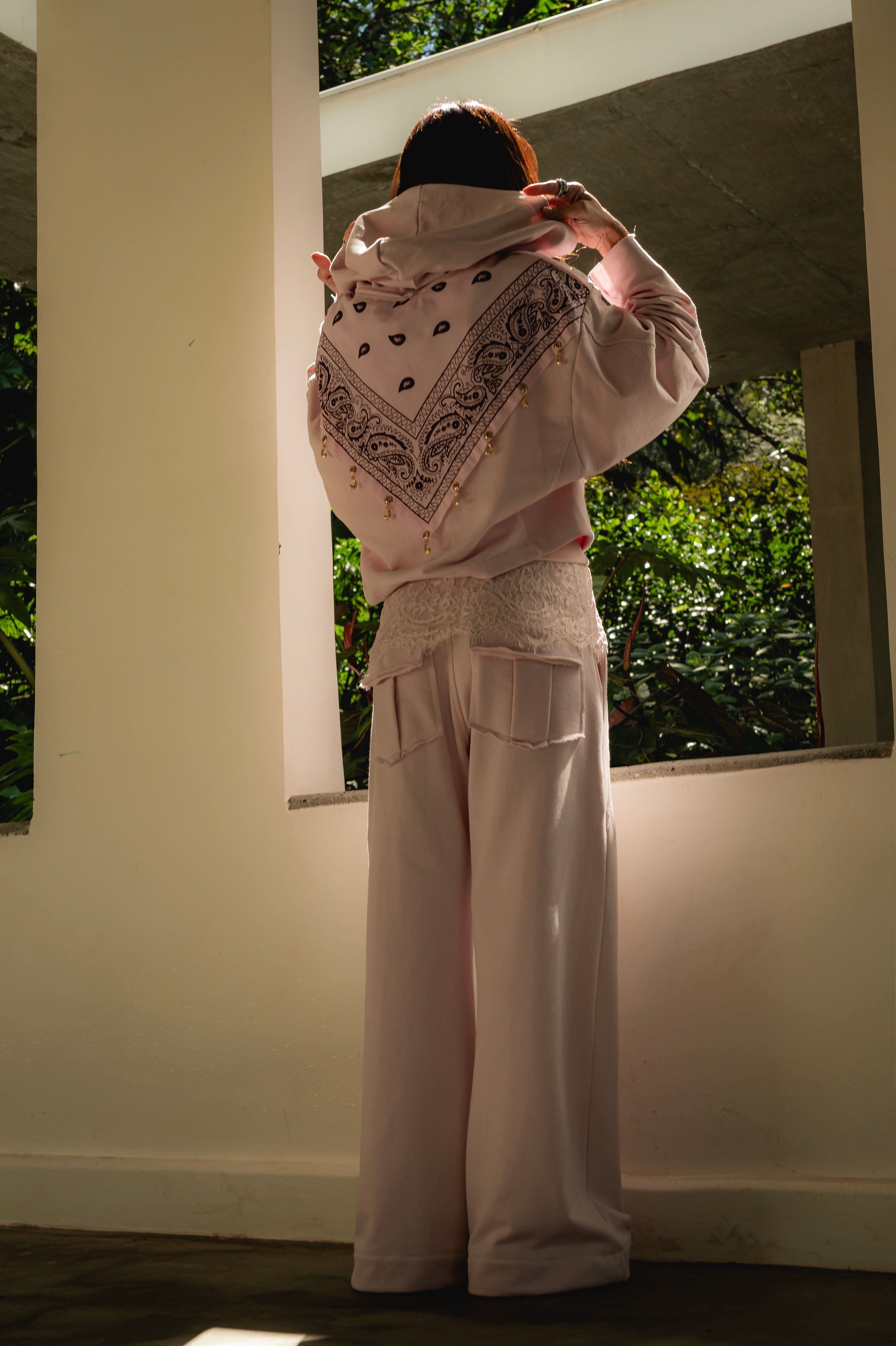 Conjunto Moletom de Capuz Bandana Costas com Berloques