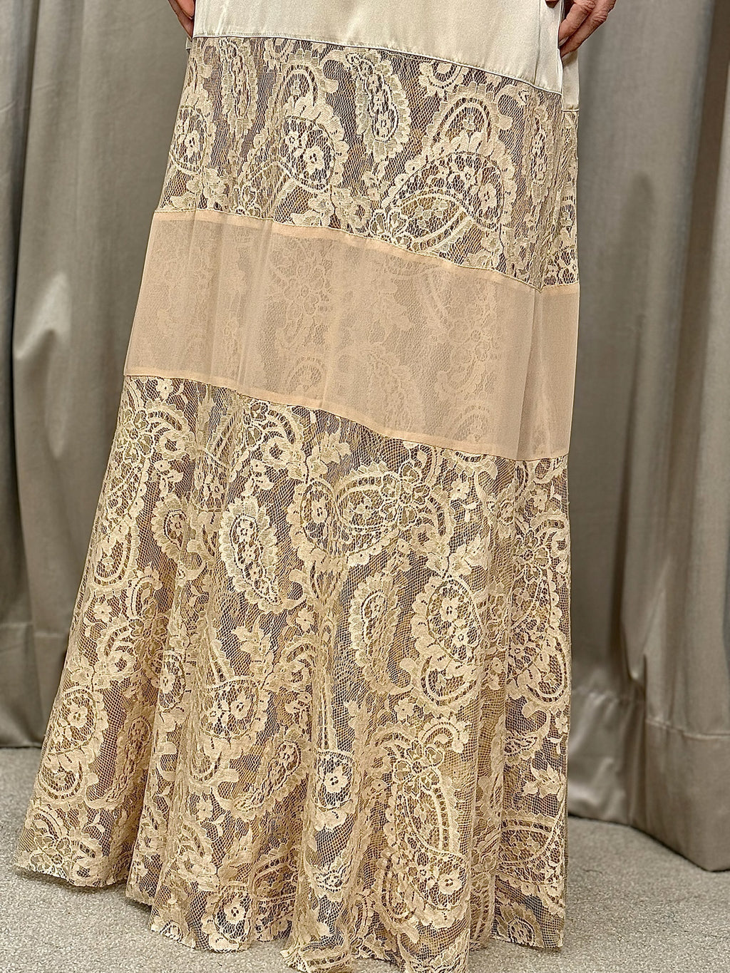 Vestido De Renda Alcinha Com Cetim