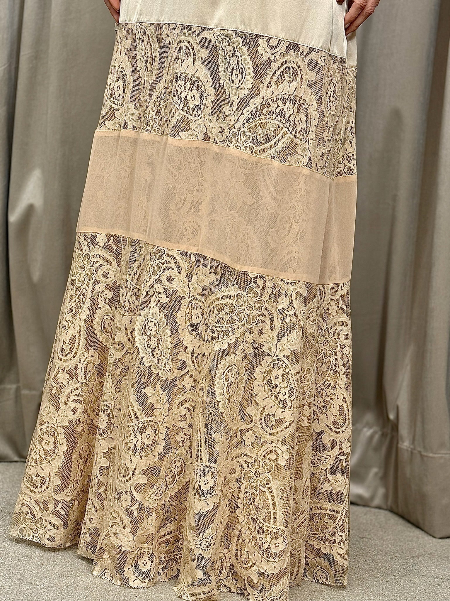 Vestido De Renda Alcinha Com Cetim