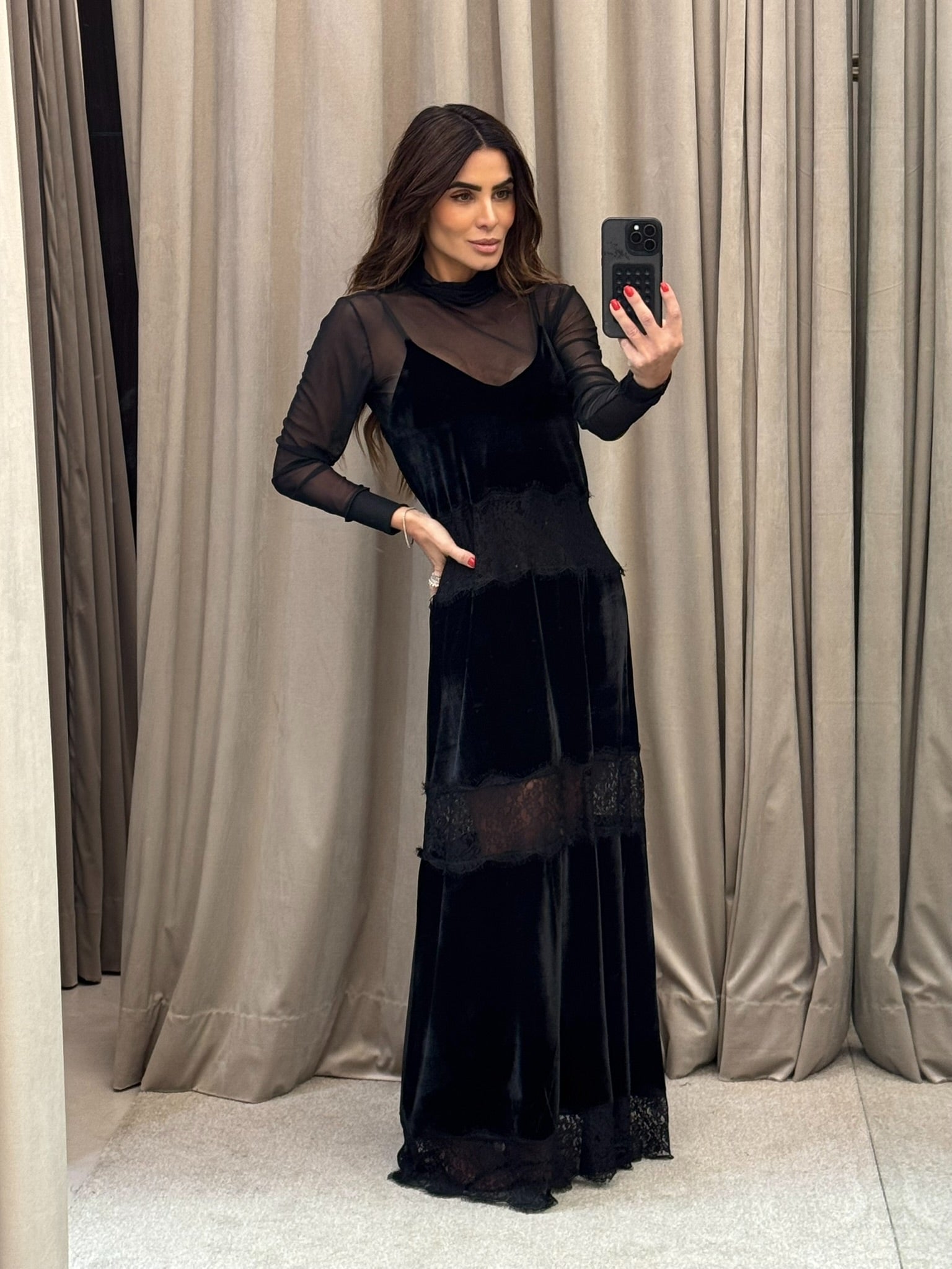 Vestido Veludo Com Detalhes Em Renda