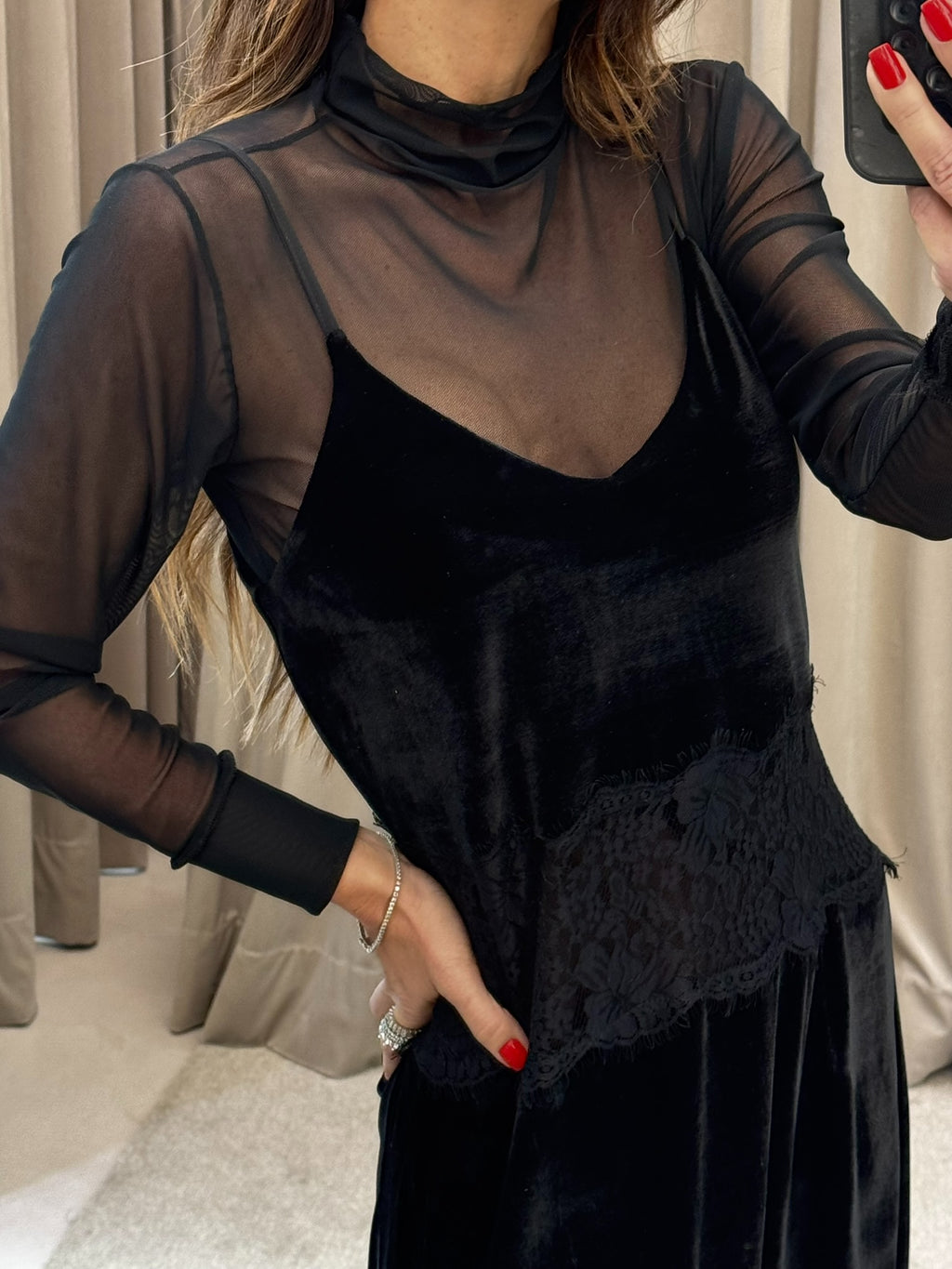 Vestido Veludo Com Detalhes Em Renda