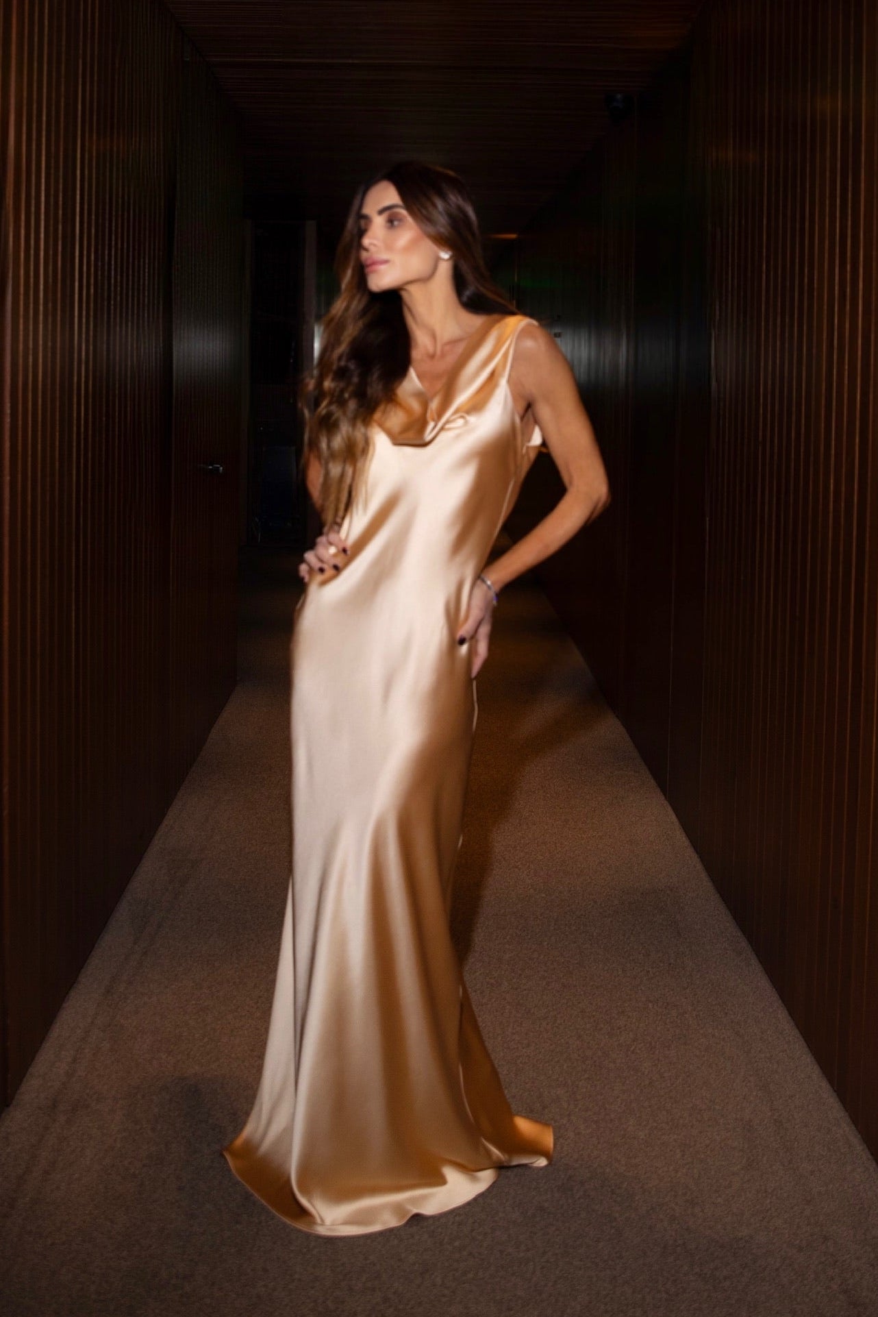 Vestido De Cetim De Seda Com Decote Nas Costas