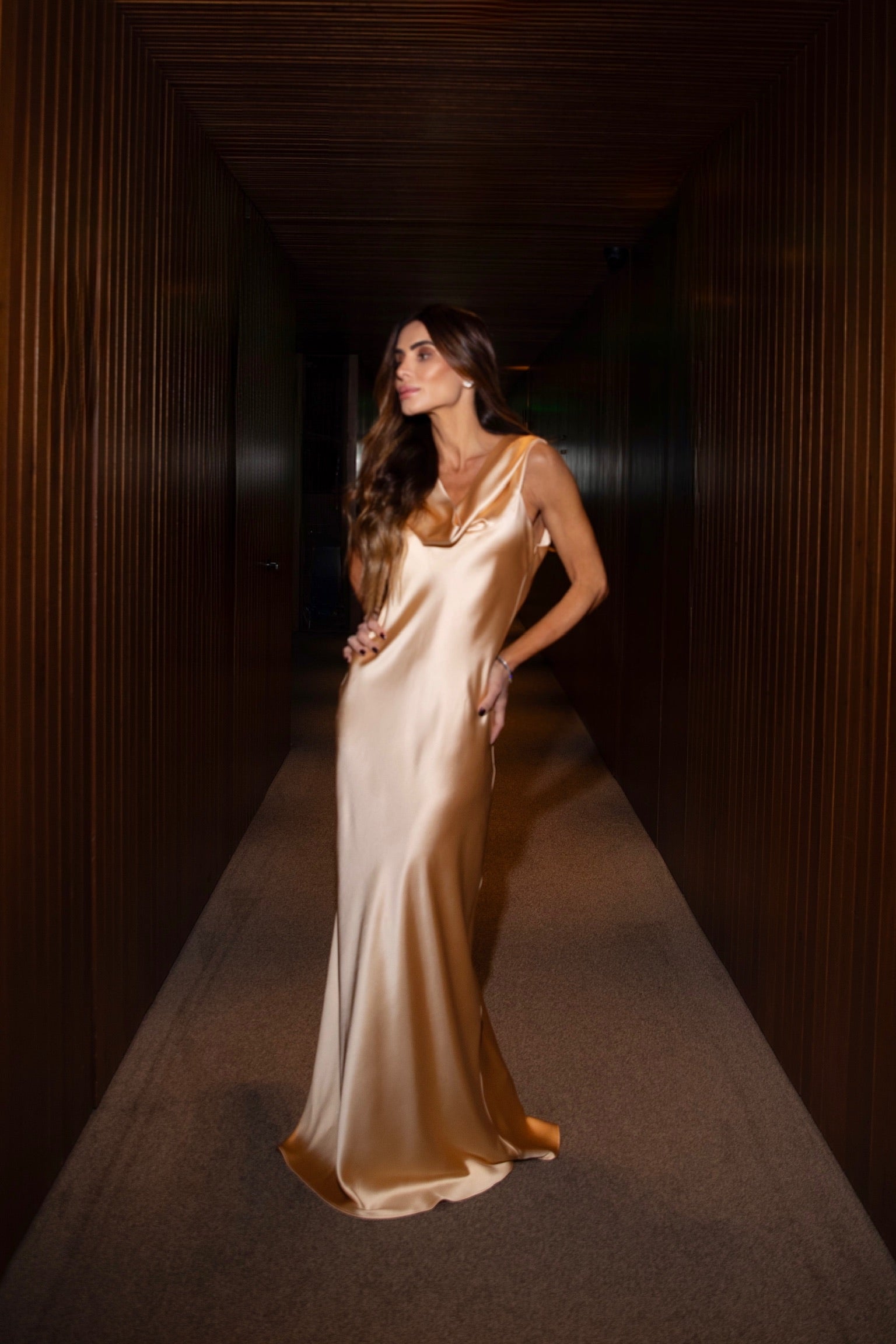 Vestido De Cetim De Seda Com Decote Nas Costas