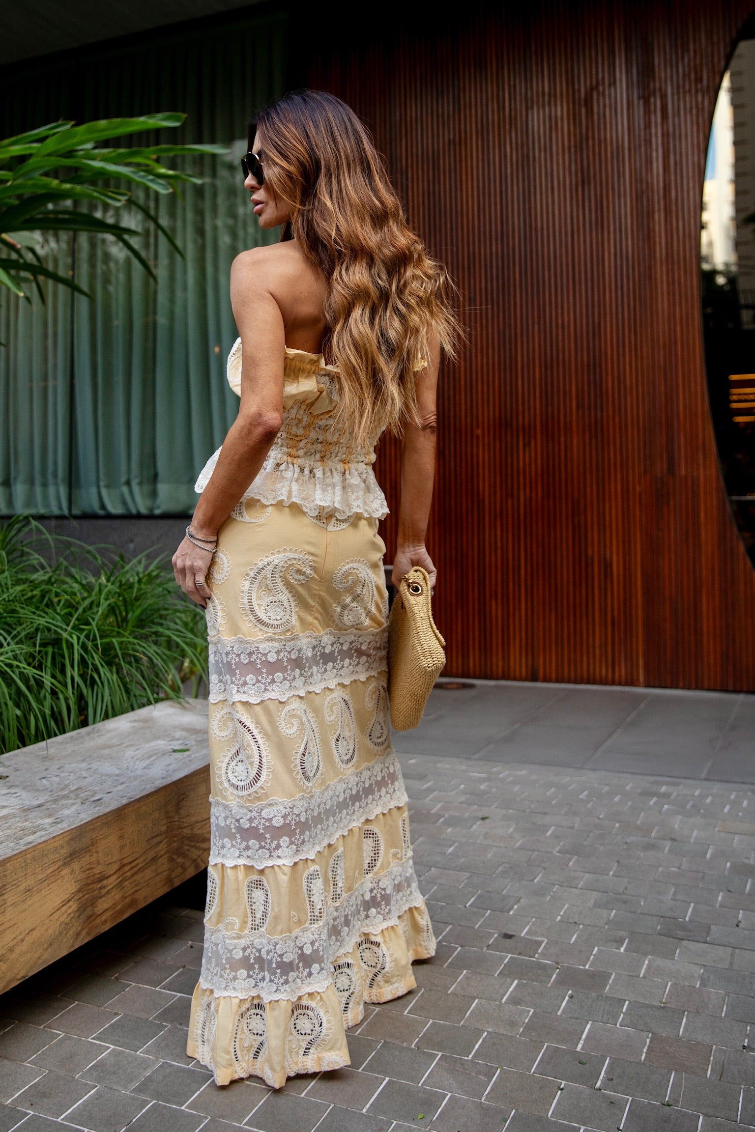 Conjunto  Top E Saia Longa Em Laise Com Entremeio De Renda Em Tule