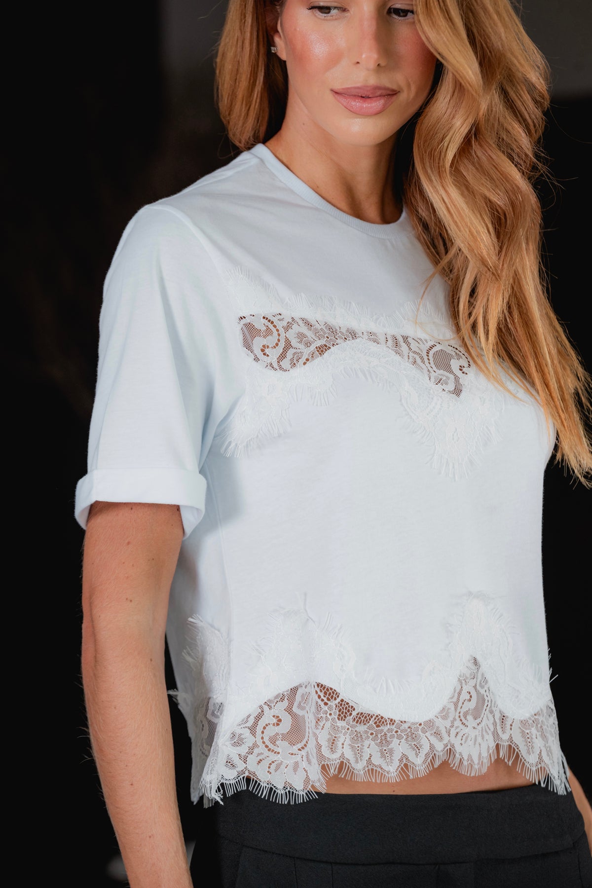 T-Shirt em Malha Decote e Barra em Renda