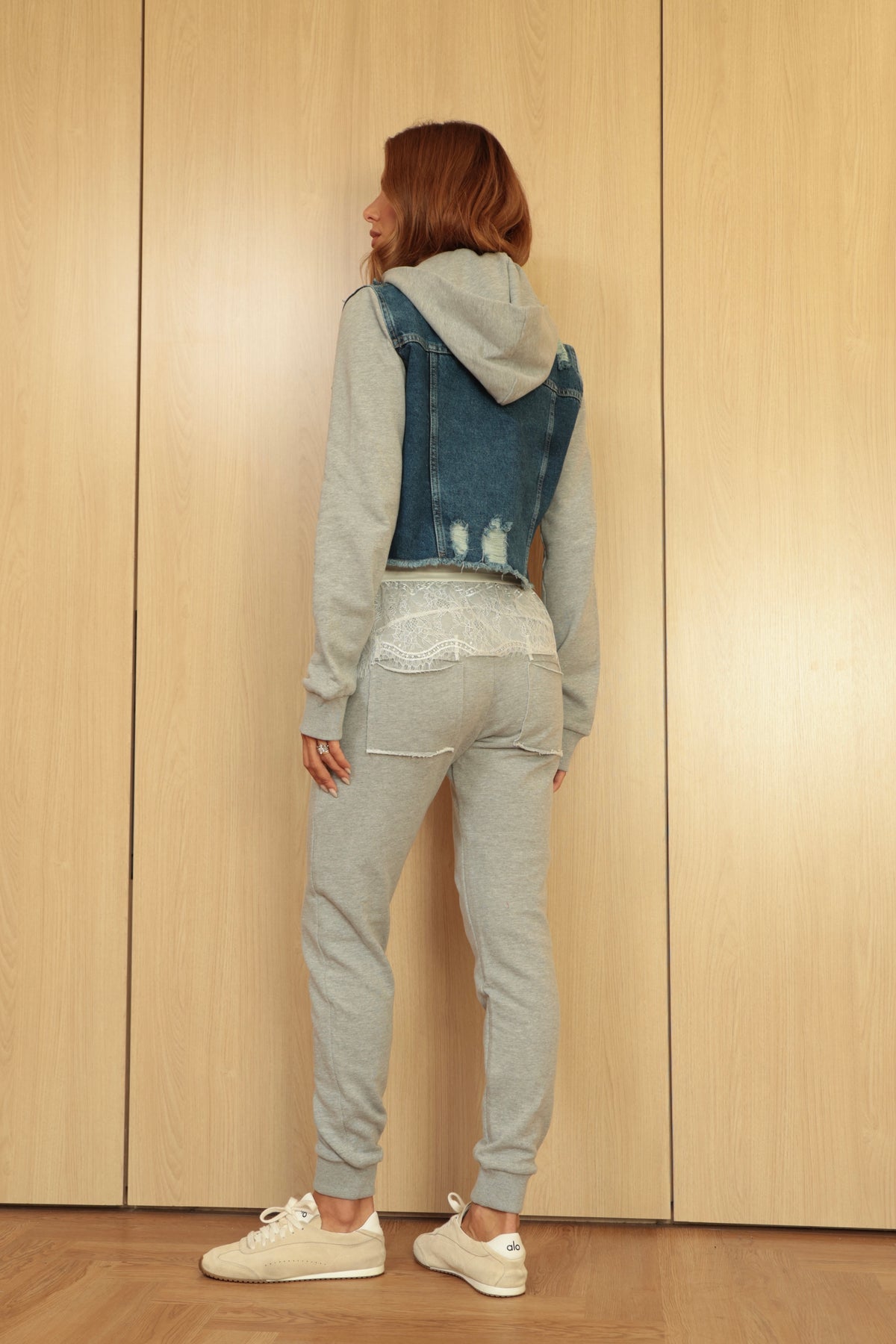 Conjunto de Jaqueta Jeans e Calça Jogger em Moletom