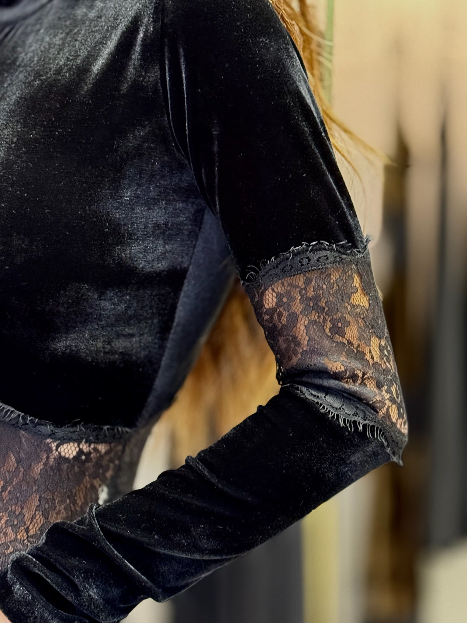 Vestido Veludo Manga Longa Com Detalhes Em Renda