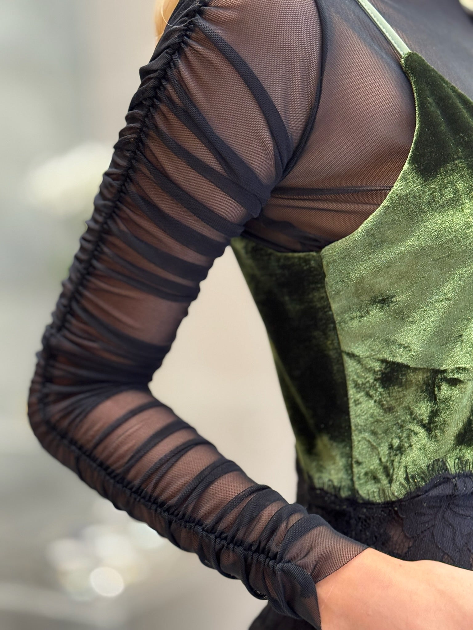 Vestido Veludo Com Detalhes Em Renda