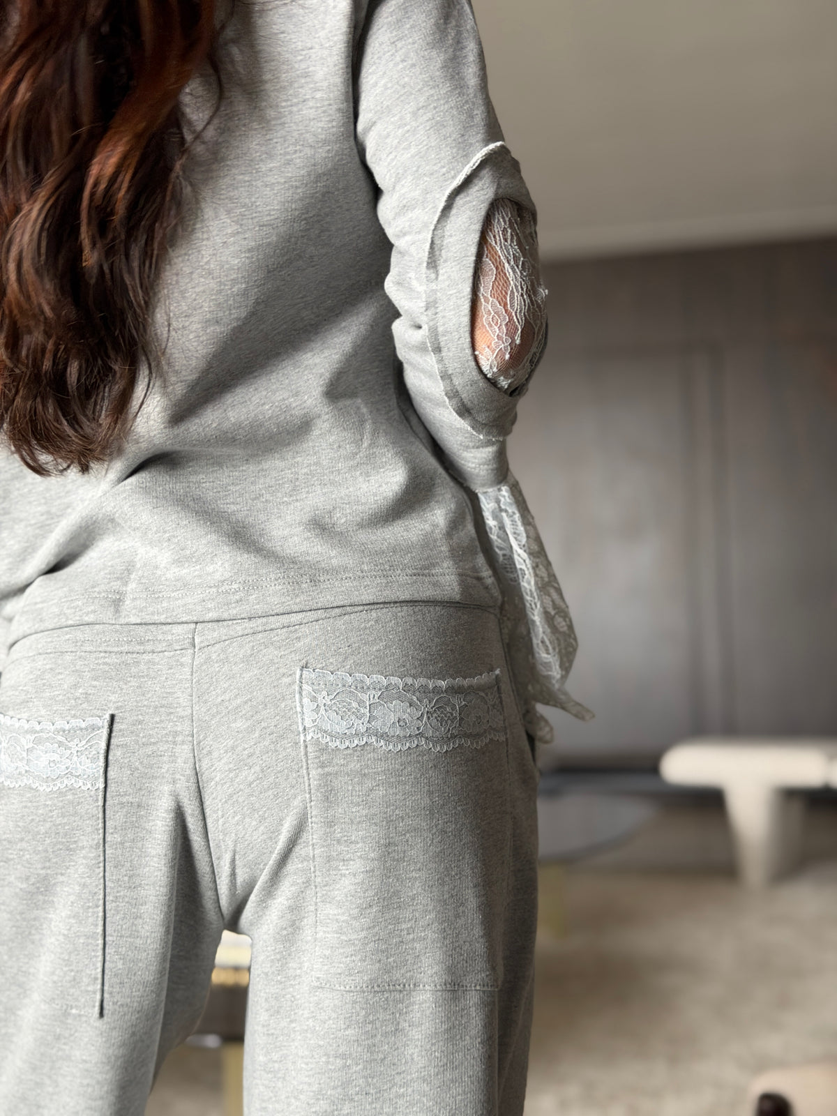 Conjunto Moletom Gola Alta com Manga Dupla em Renda e Calça Pantalona