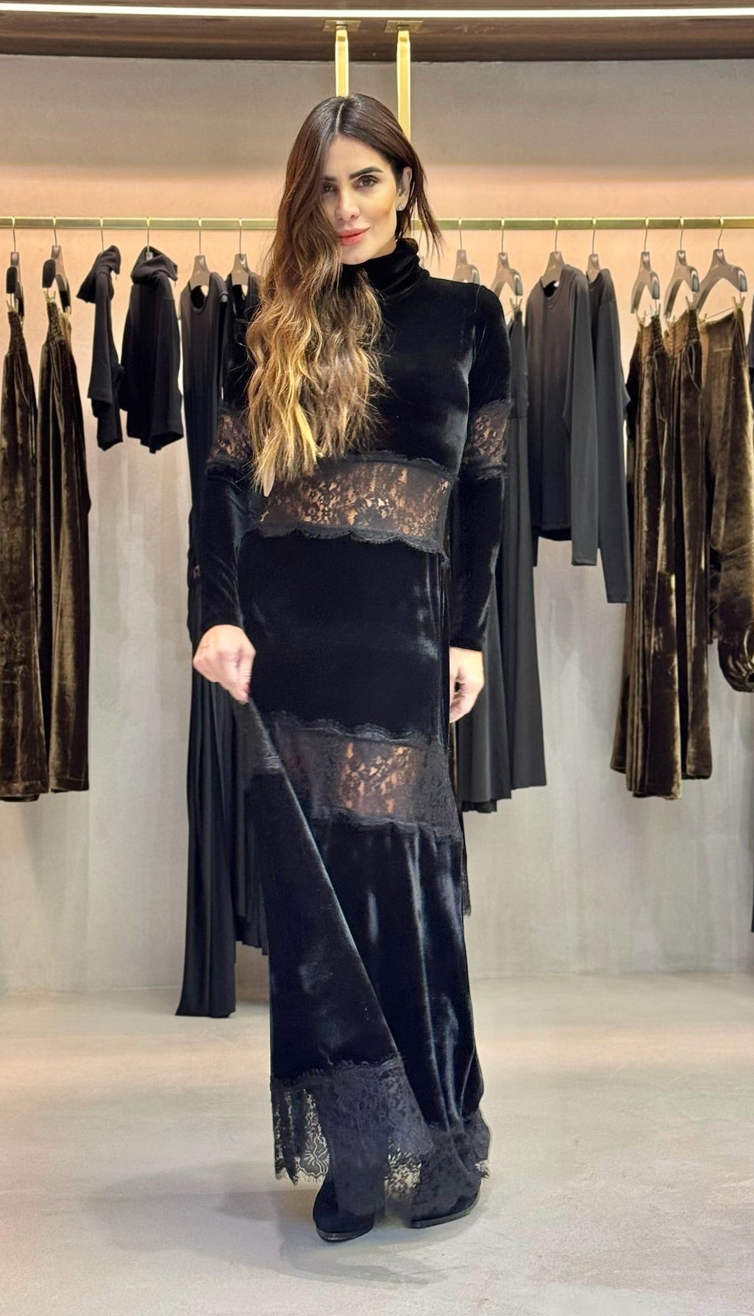 Vestido Veludo Manga Longa Com Detalhes Em Renda