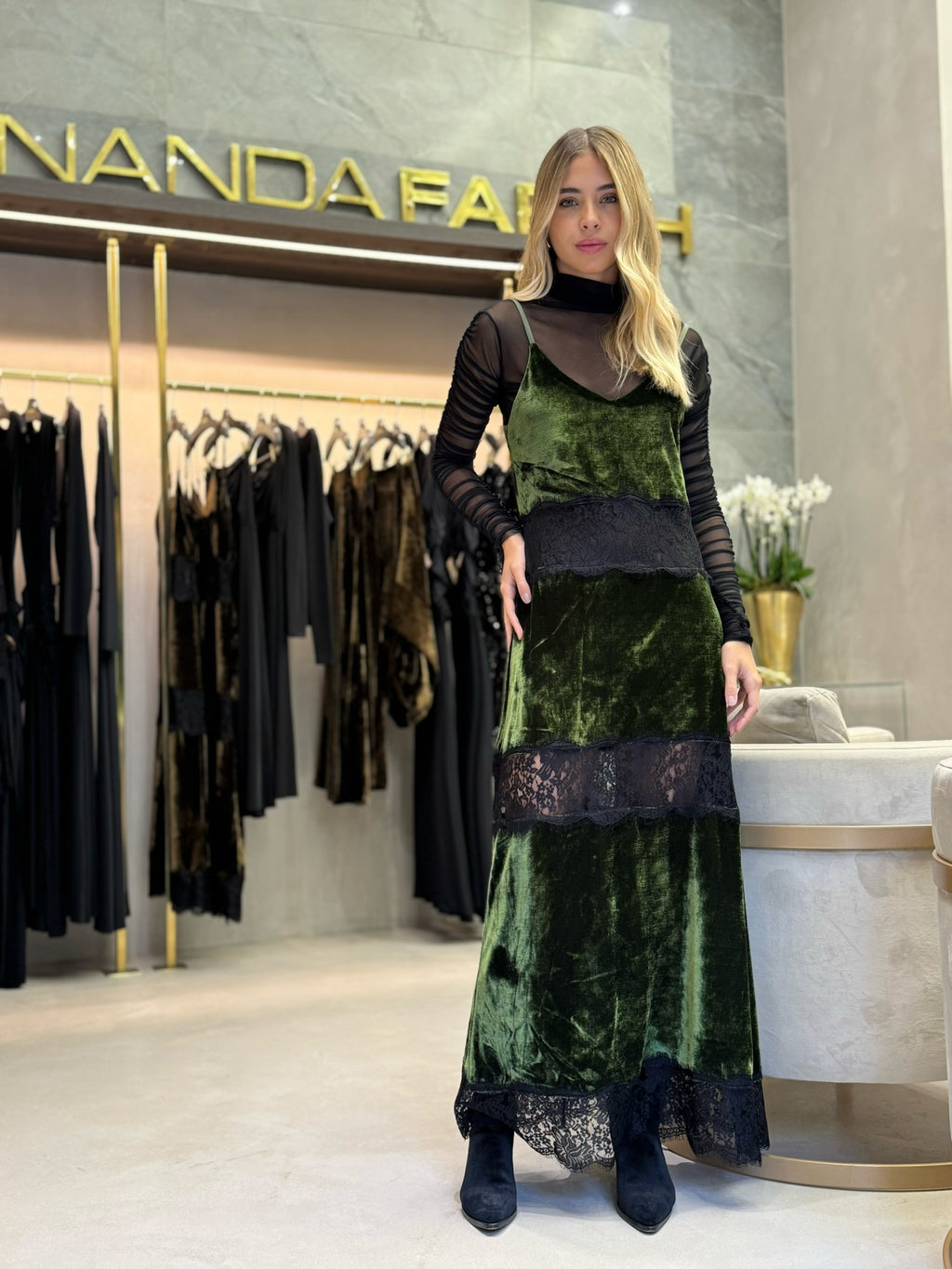 Vestido Veludo Com Detalhes Em Renda