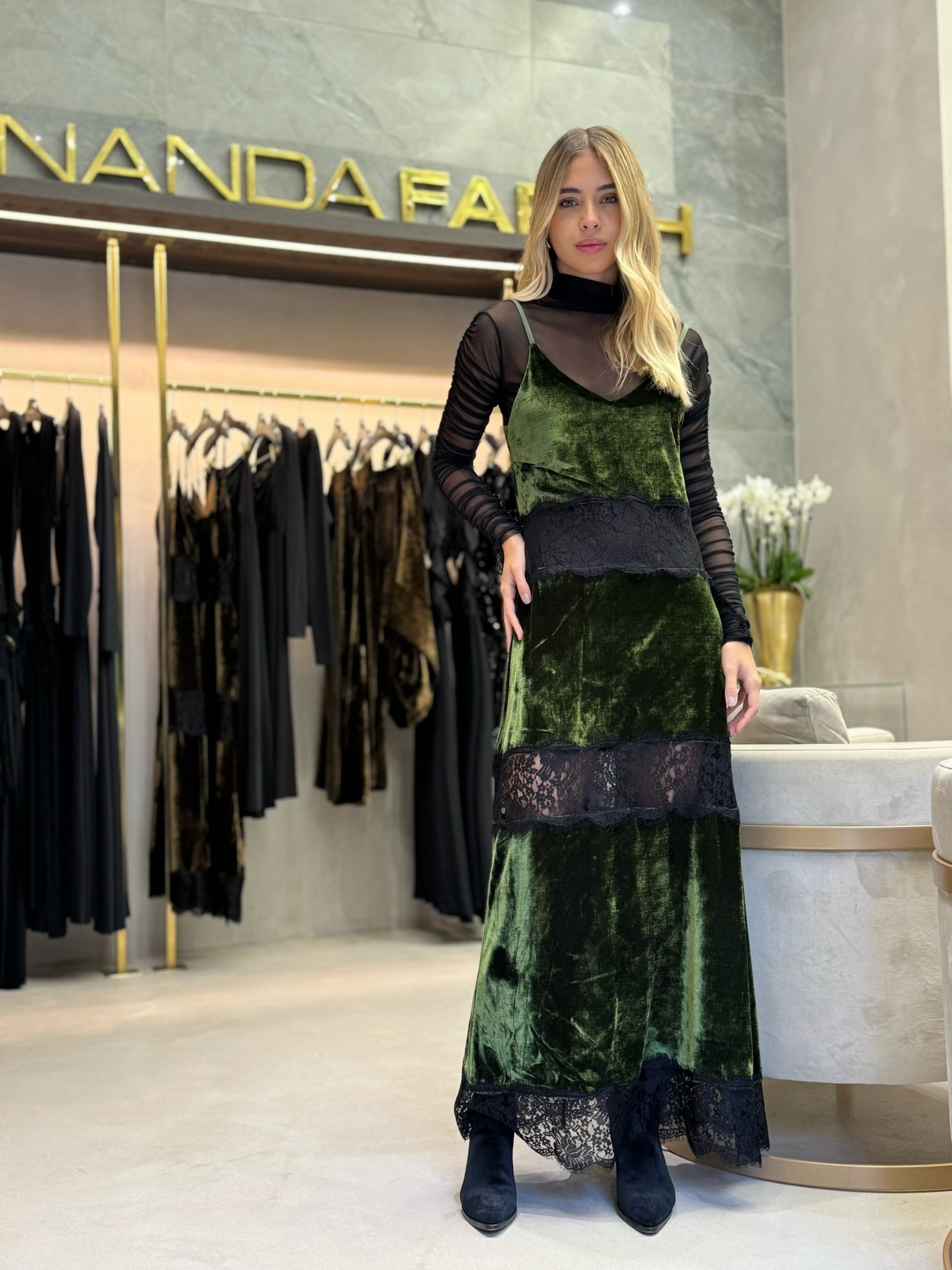 Vestido Veludo Com Detalhes Em Renda