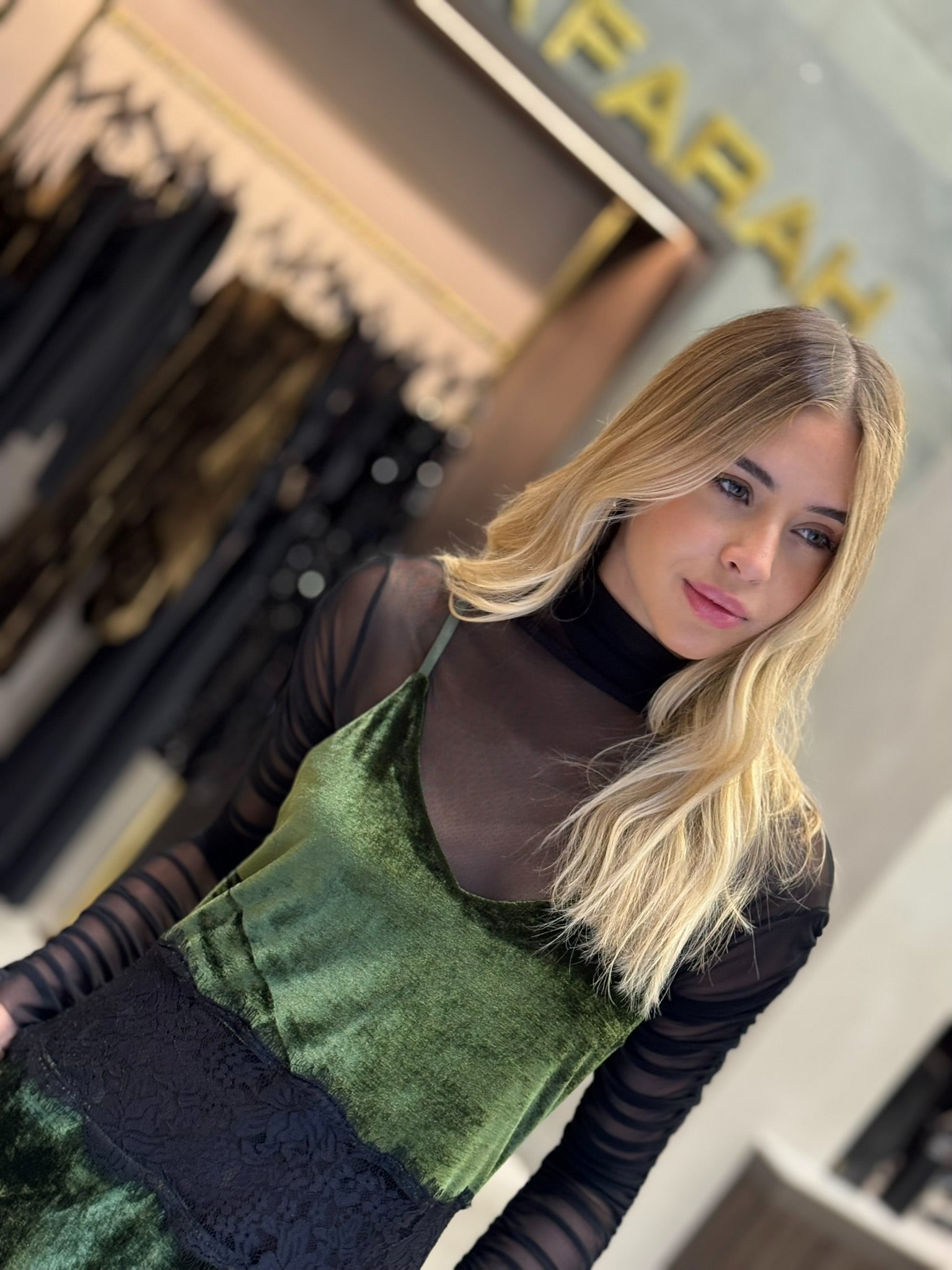 Vestido Veludo Com Detalhes Em Renda