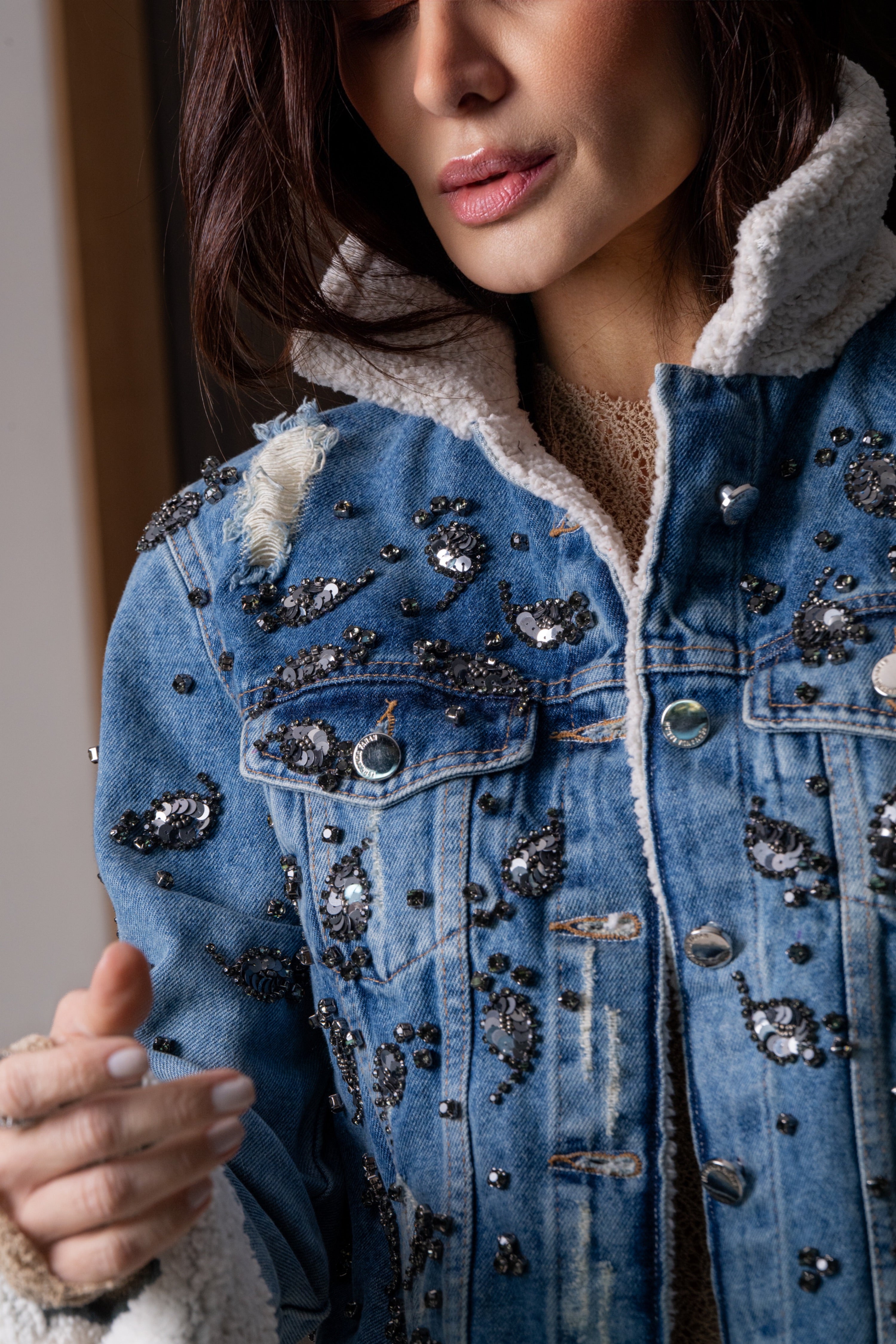 Jaqueta Jeans Gola e Punho em Pelo Bordada