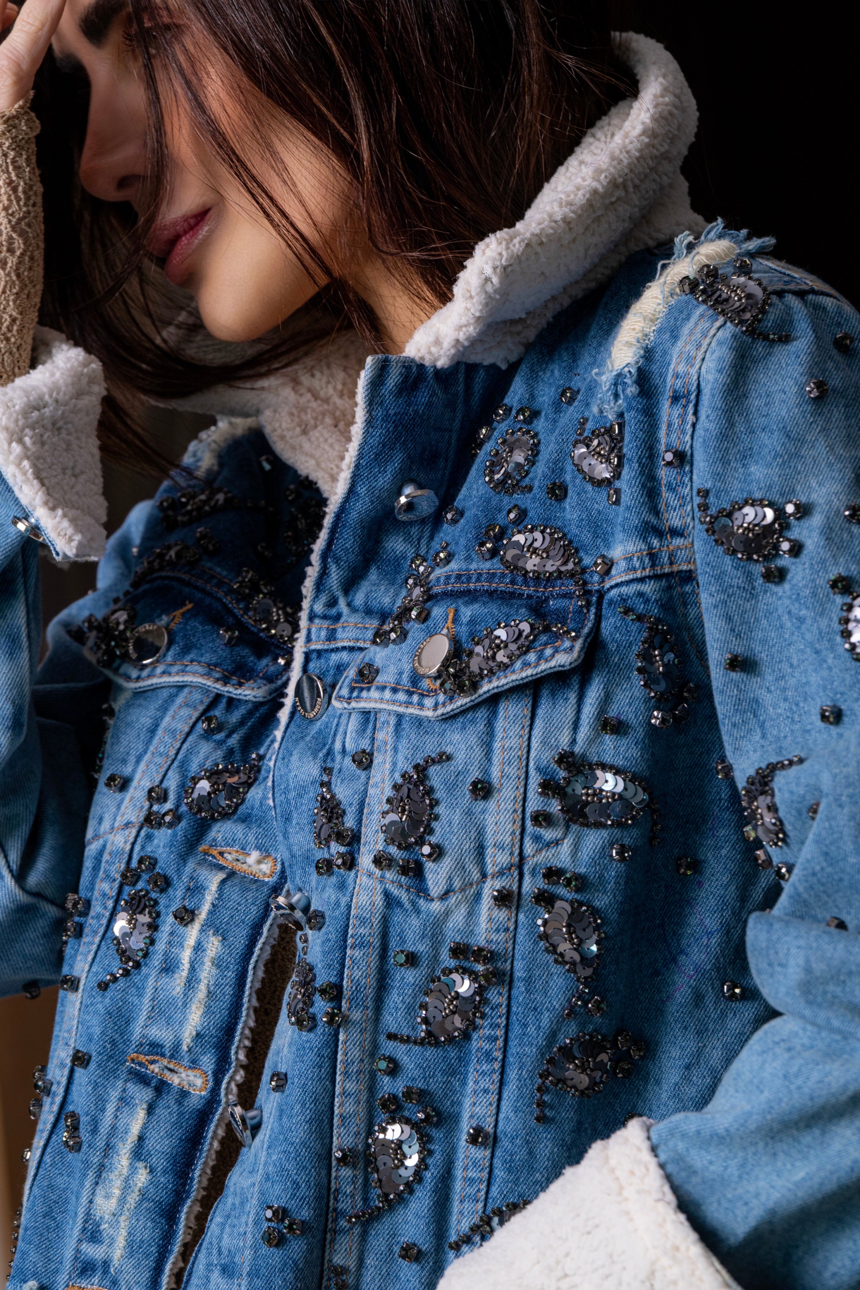 Jaqueta Jeans Gola e Punho em Pelo Bordada