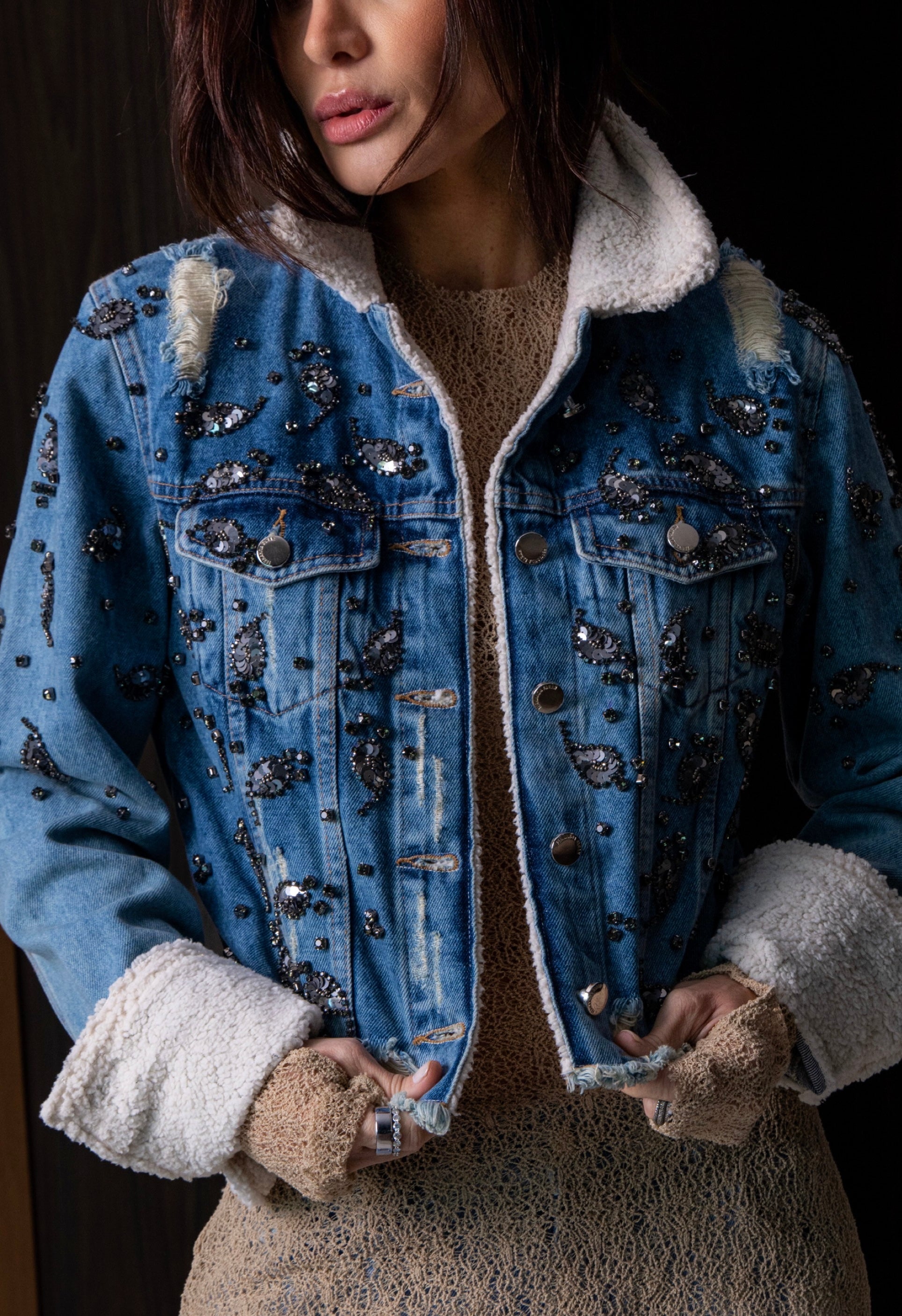 Jaqueta Jeans Gola e Punho em Pelo Bordada