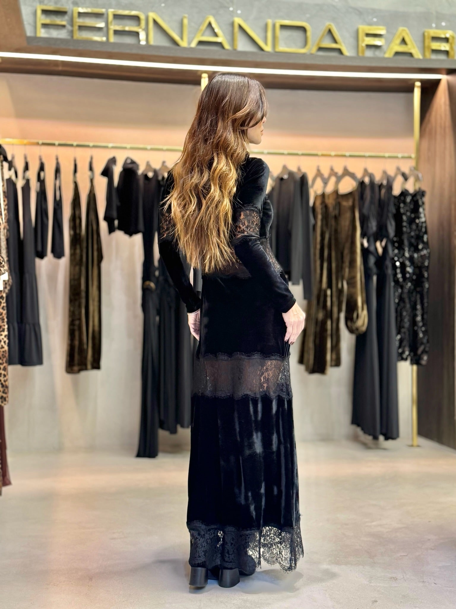 Vestido Veludo Manga Longa Com Detalhes Em Renda