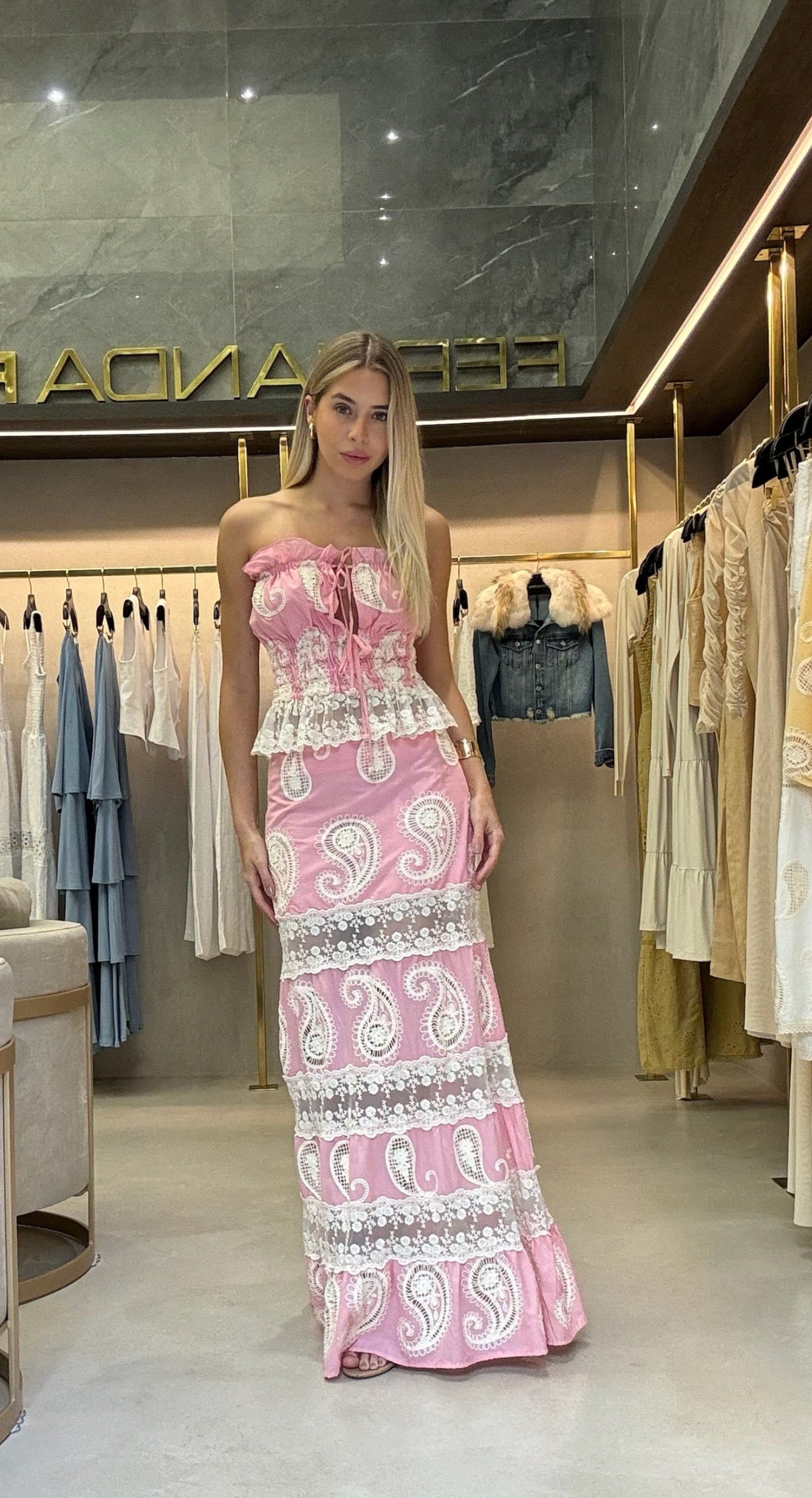 Conjunto  Top E Saia Longa Em Laise Com Entremeio De Renda Em Tule