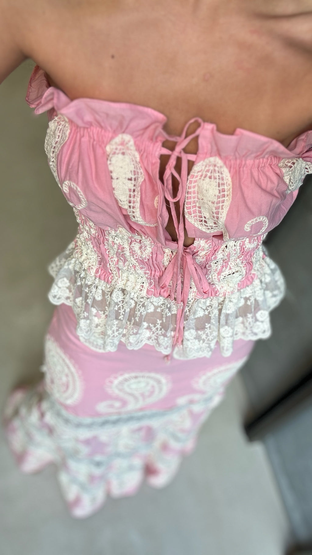 Conjunto  Top E Saia Longa Em Laise Com Entremeio De Renda Em Tule