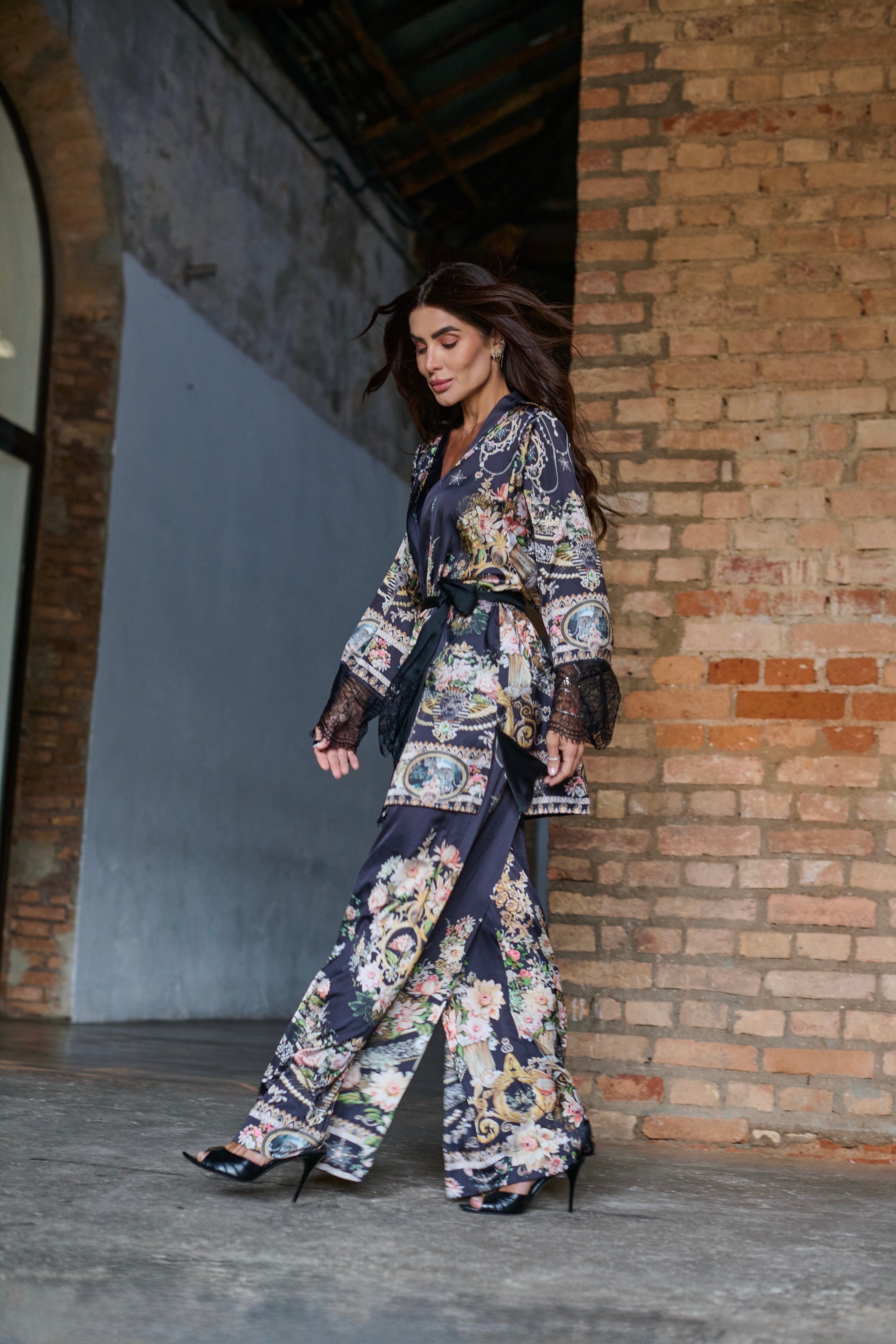 Conjunto Calça e Kimono com Barrado em Renda e Estampa Exclusiva