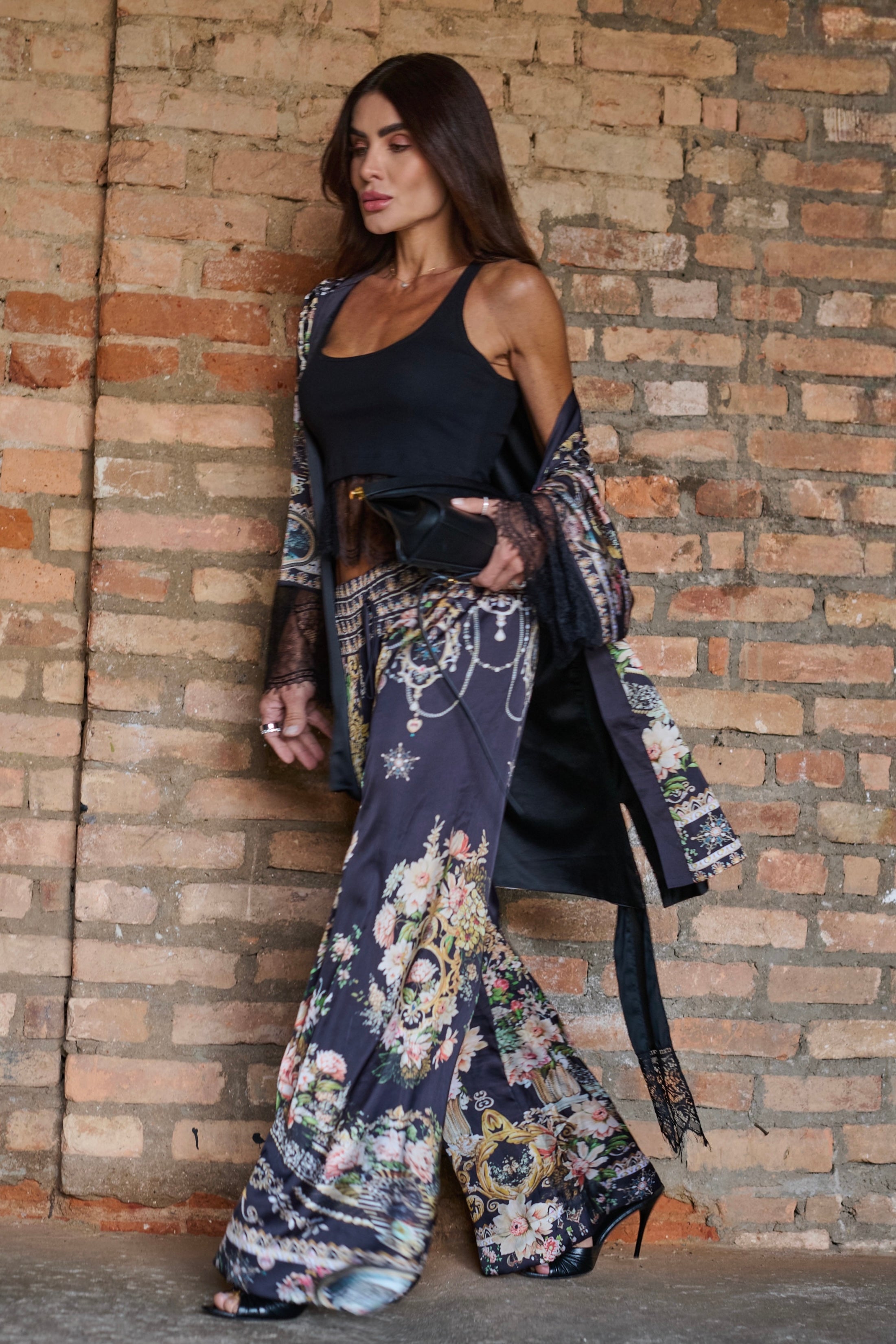 Conjunto Calça e Kimono com Barrado em Renda e Estampa Exclusiva