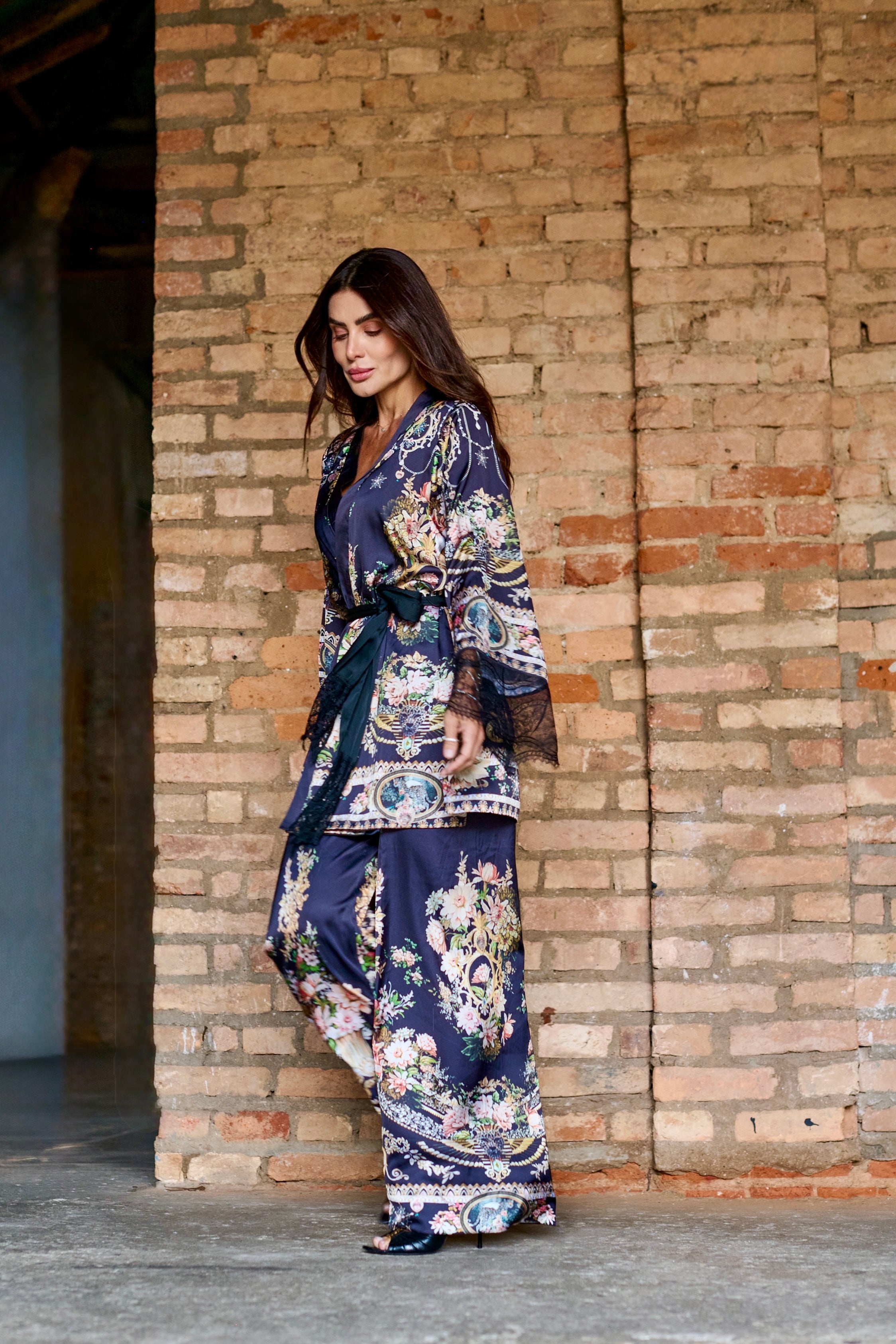 Conjunto Calça e Kimono com Barrado em Renda e Estampa Exclusiva