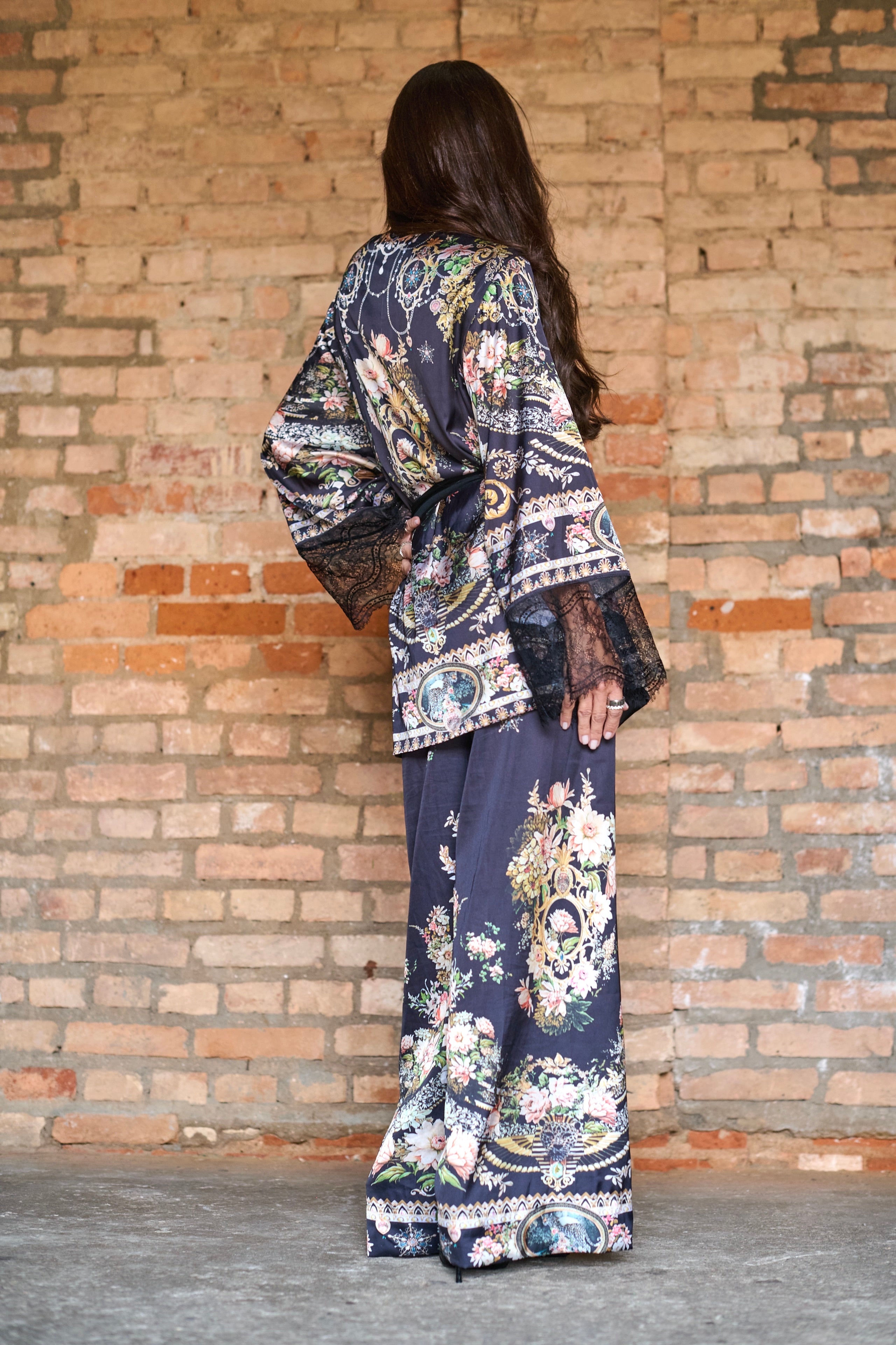 Conjunto Calça e Kimono com Barrado em Renda e Estampa Exclusiva