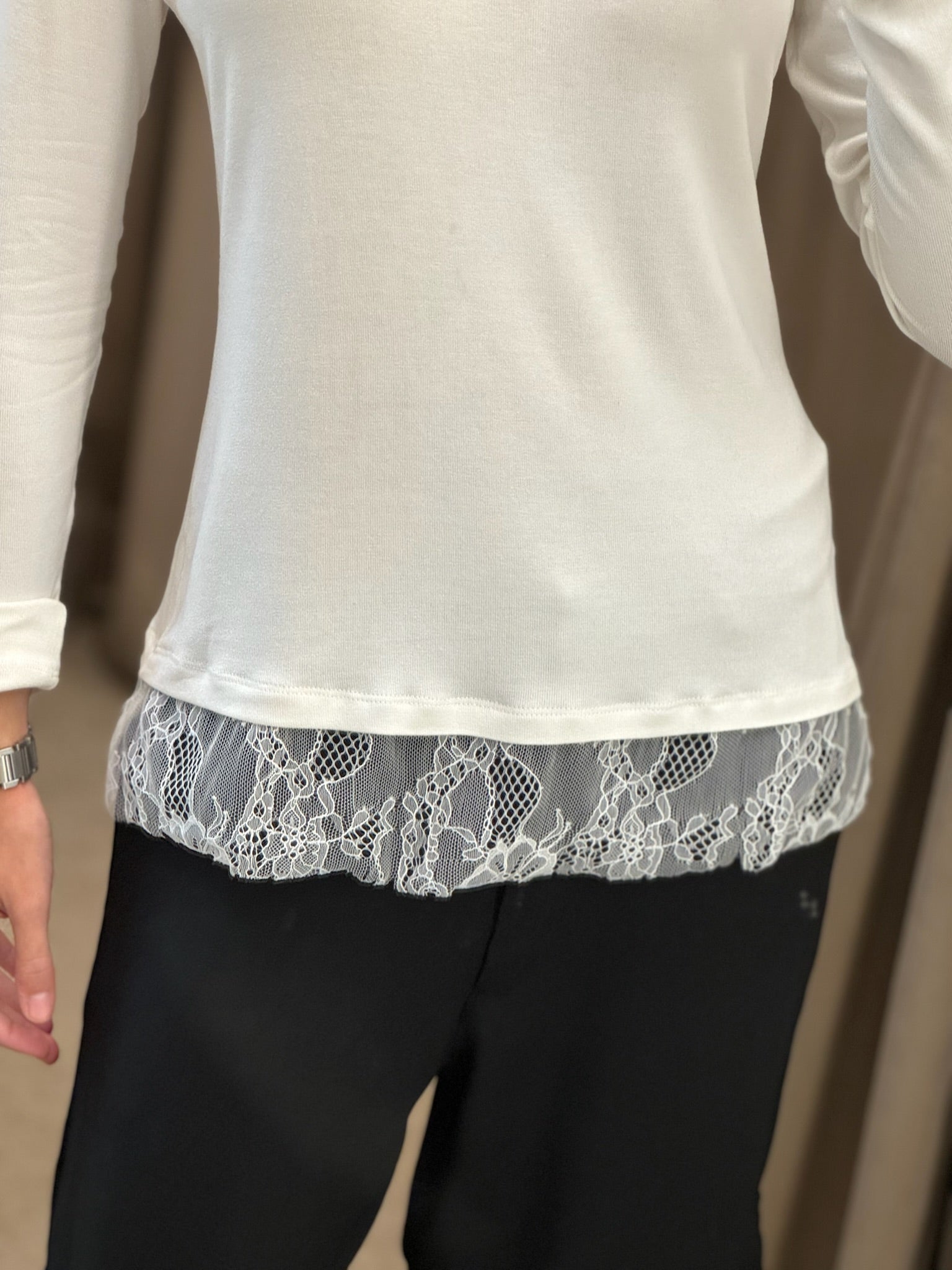 Blusa Manga Longa Com Barra Em Renda