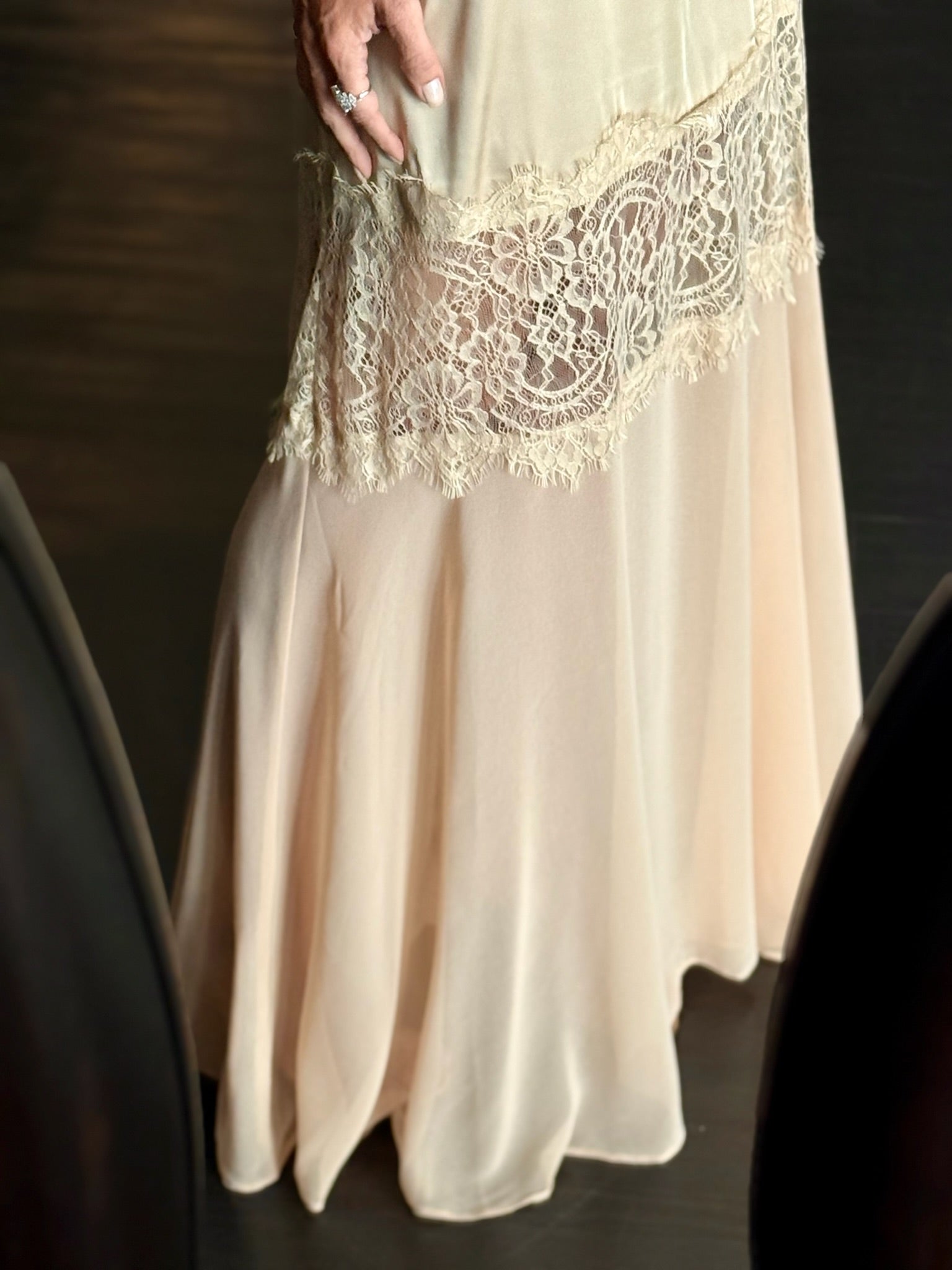 Vestido De Cetim Com Entremeios Em Renda