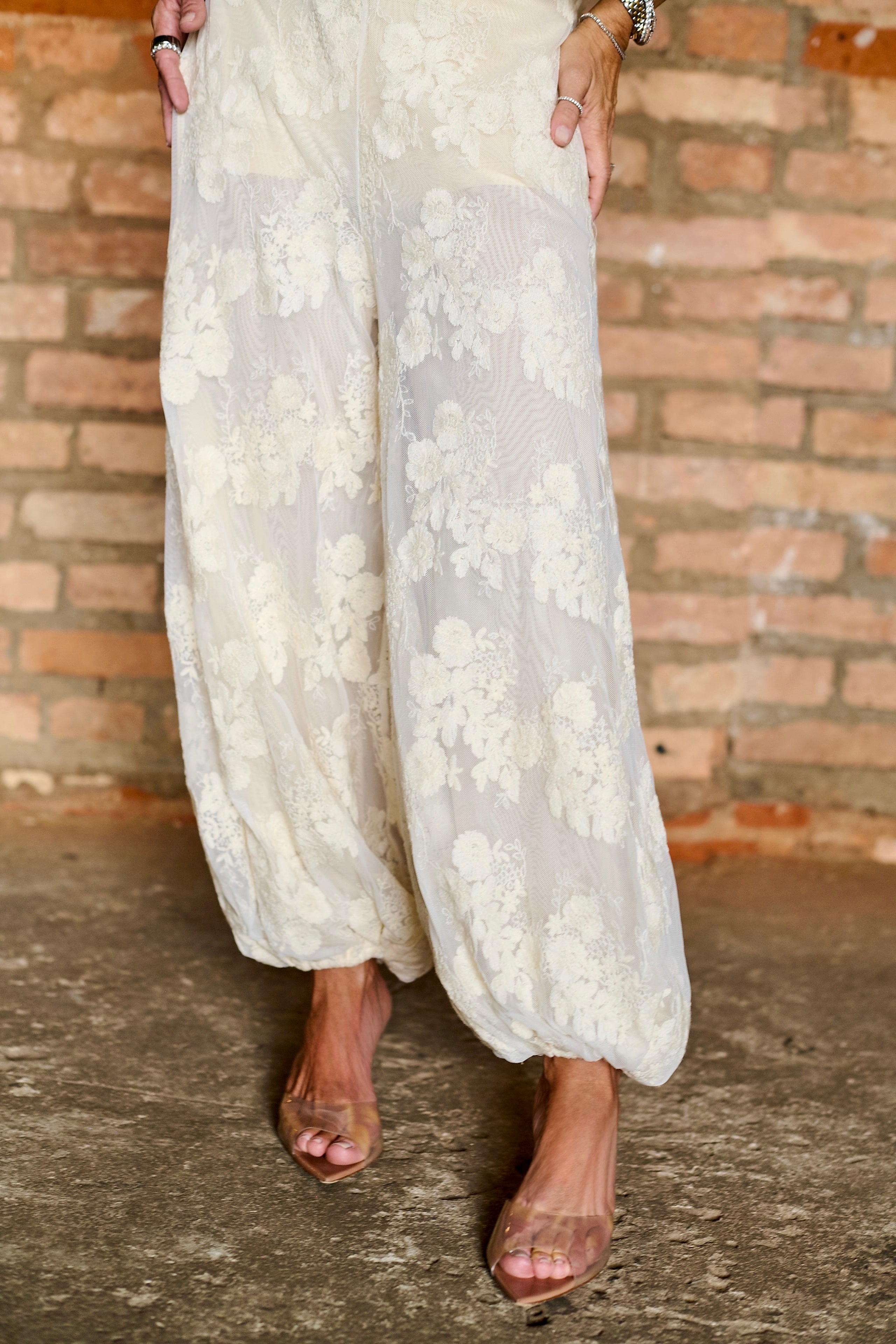 Conjunto Calça Aladim e Regata em Tule Bordado