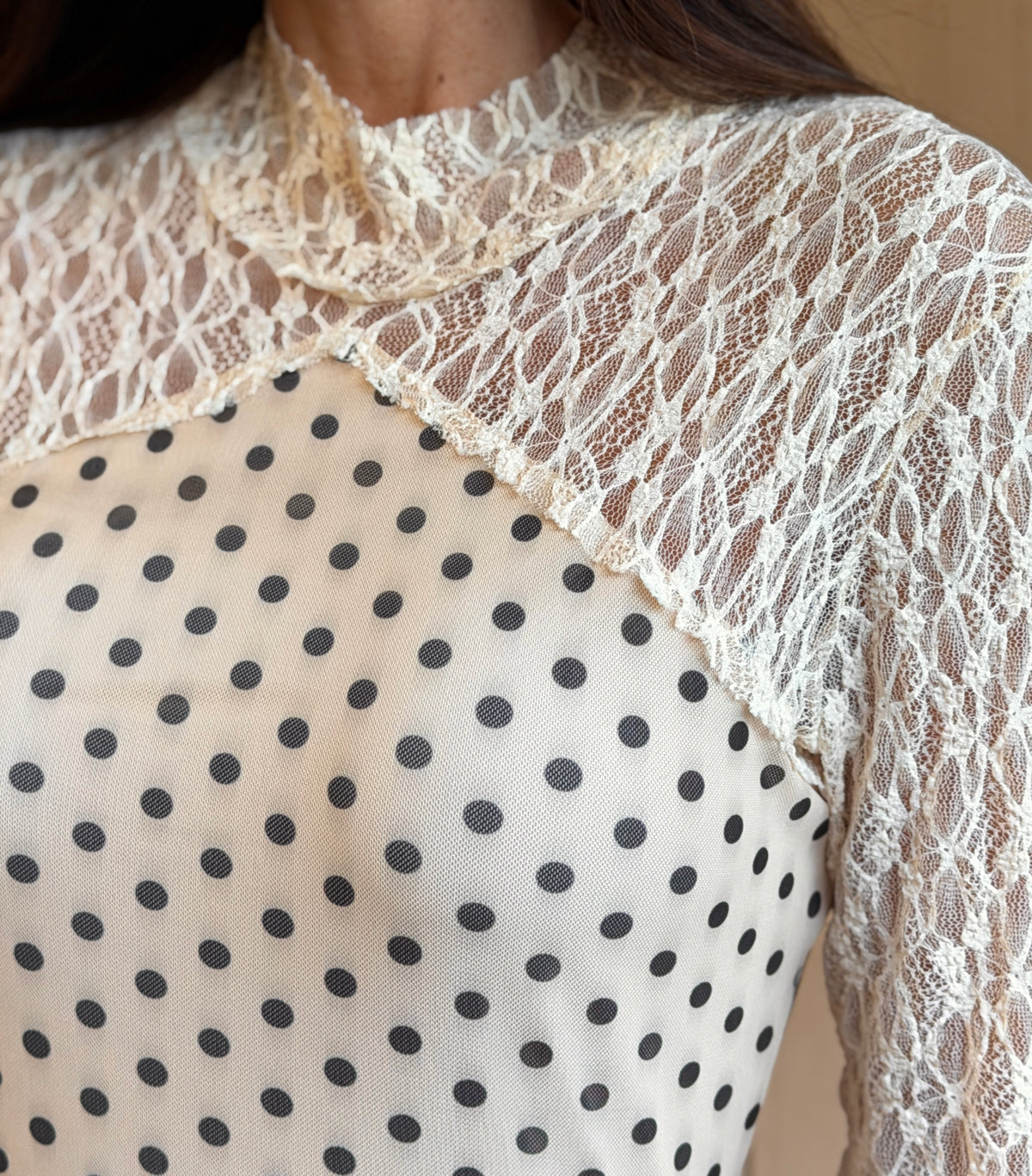 Vestido Longo em Tule Poá Decote e Manga em Renda