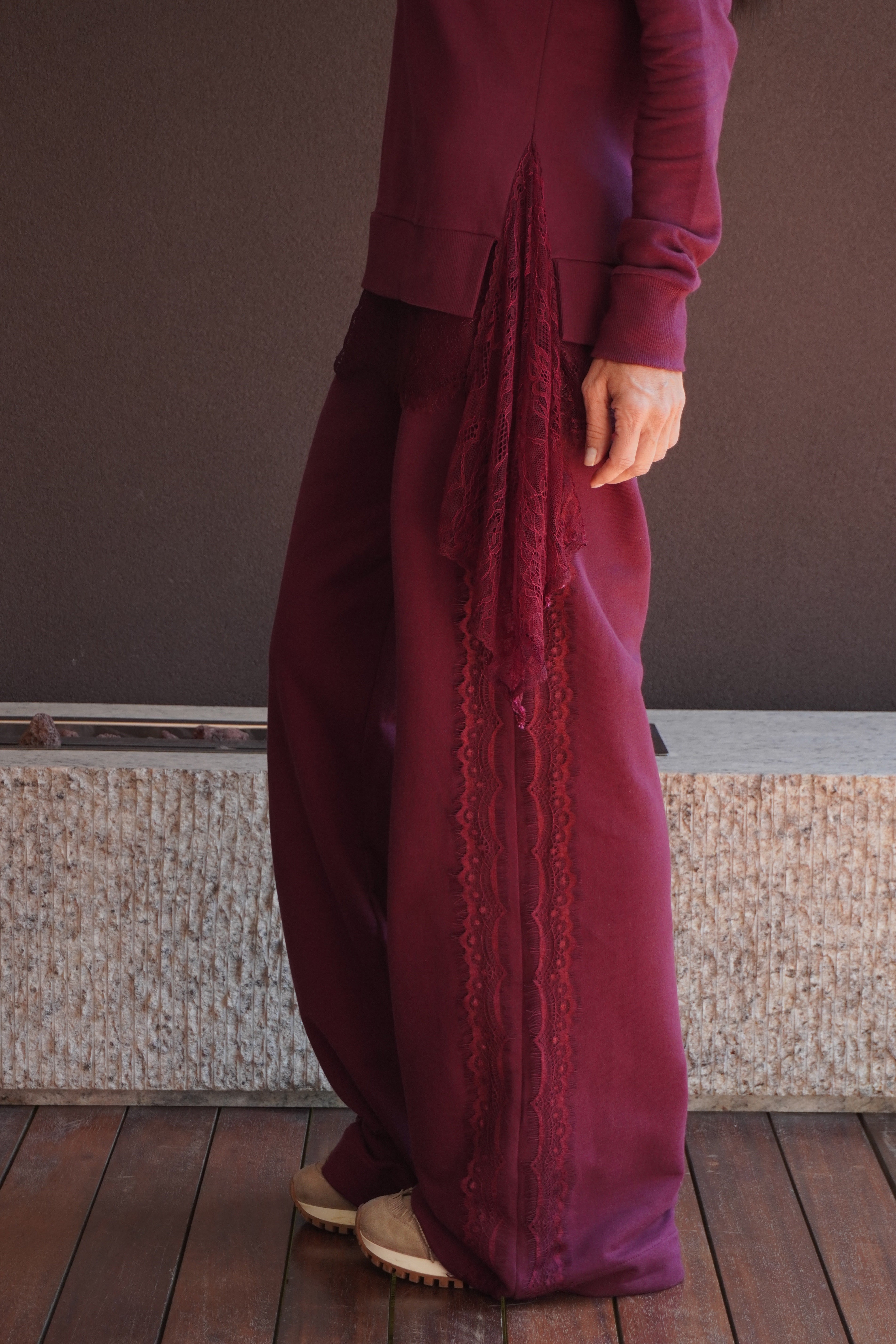 Conjunto Moletom Calça Pantalona e Detalhes em Renda