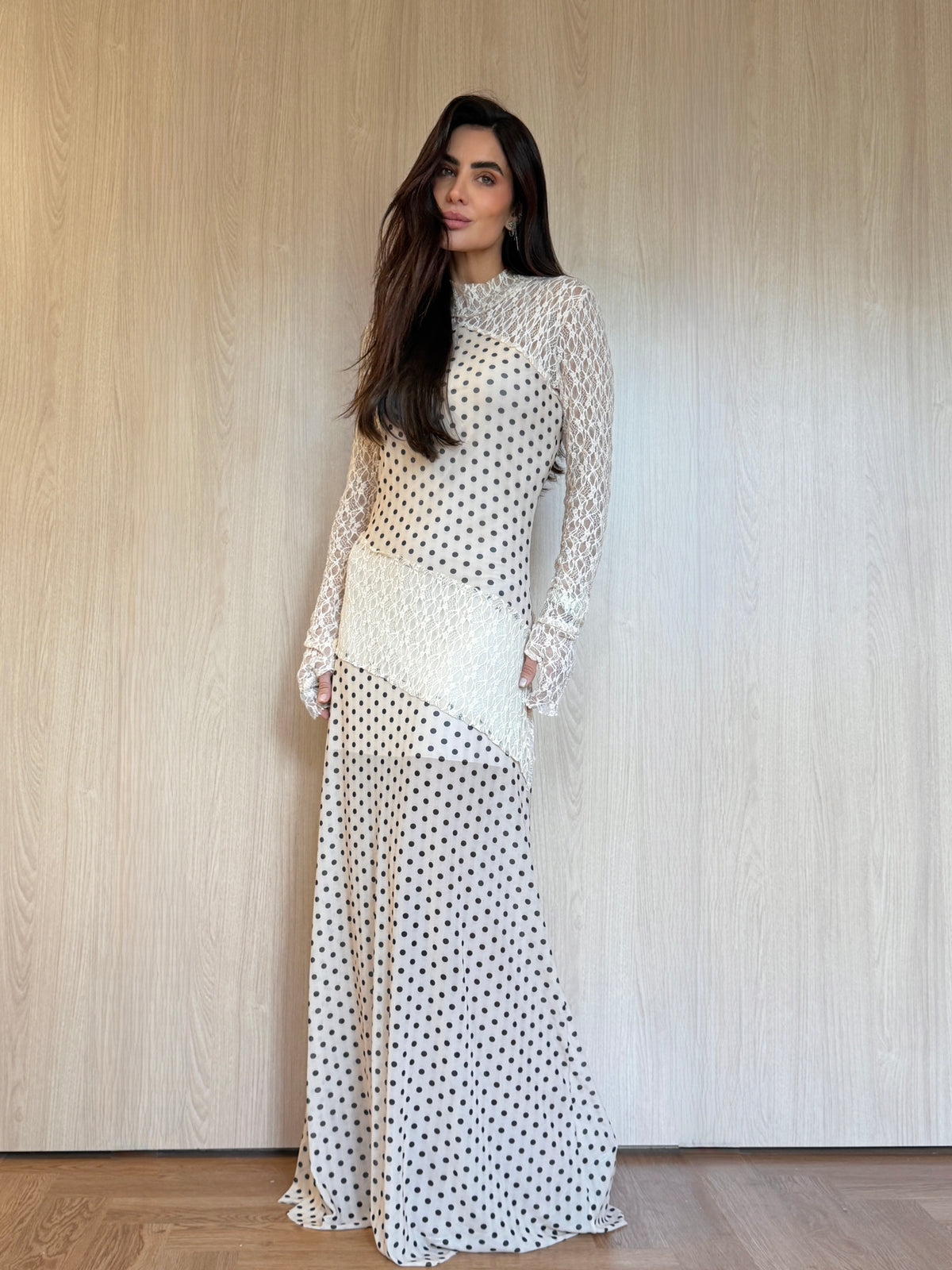 Vestido Longo em Tule Poá Decote e Manga em Renda