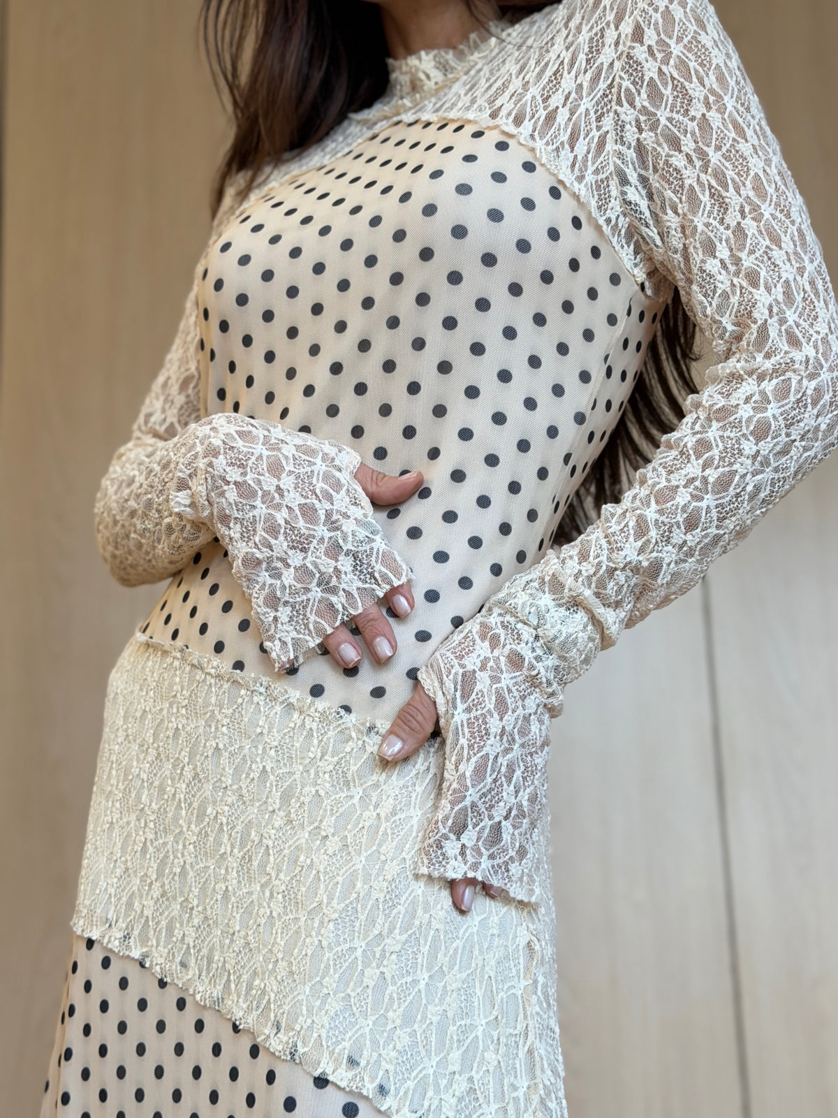 Vestido Longo em Tule Poá Decote e Manga em Renda