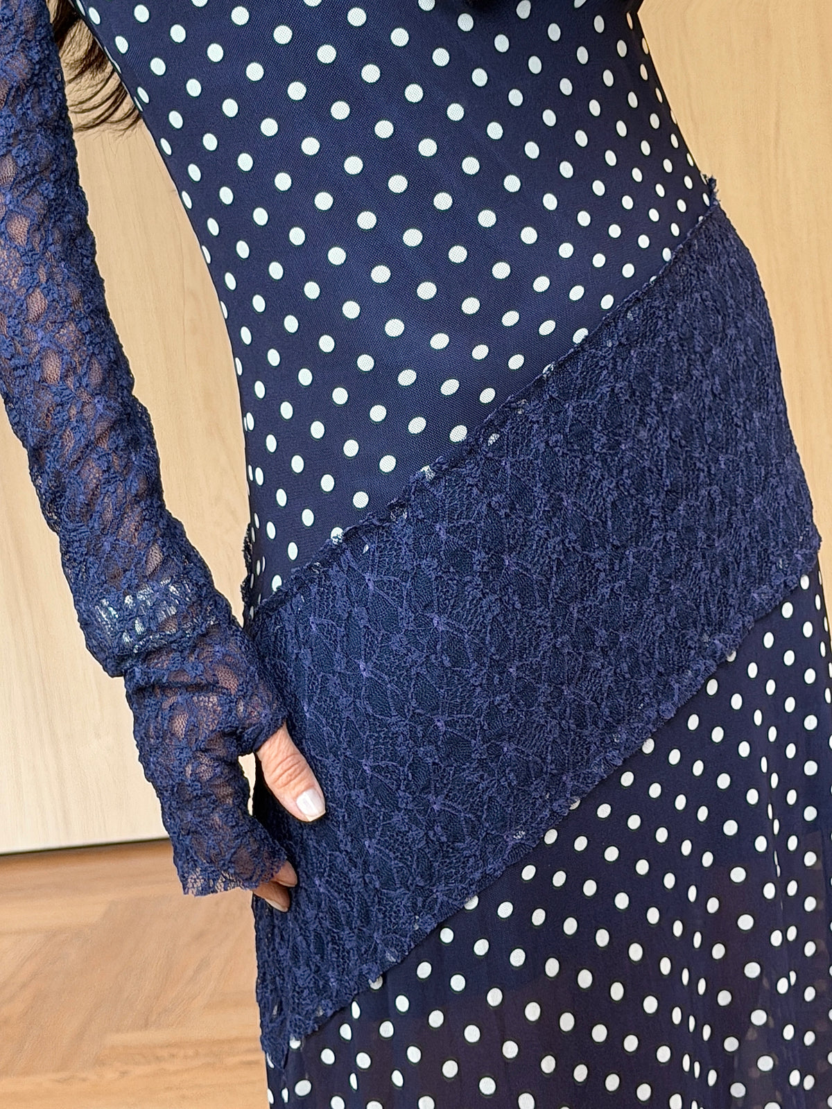 Vestido Longo em Tule Poá Decote e Manga em Renda