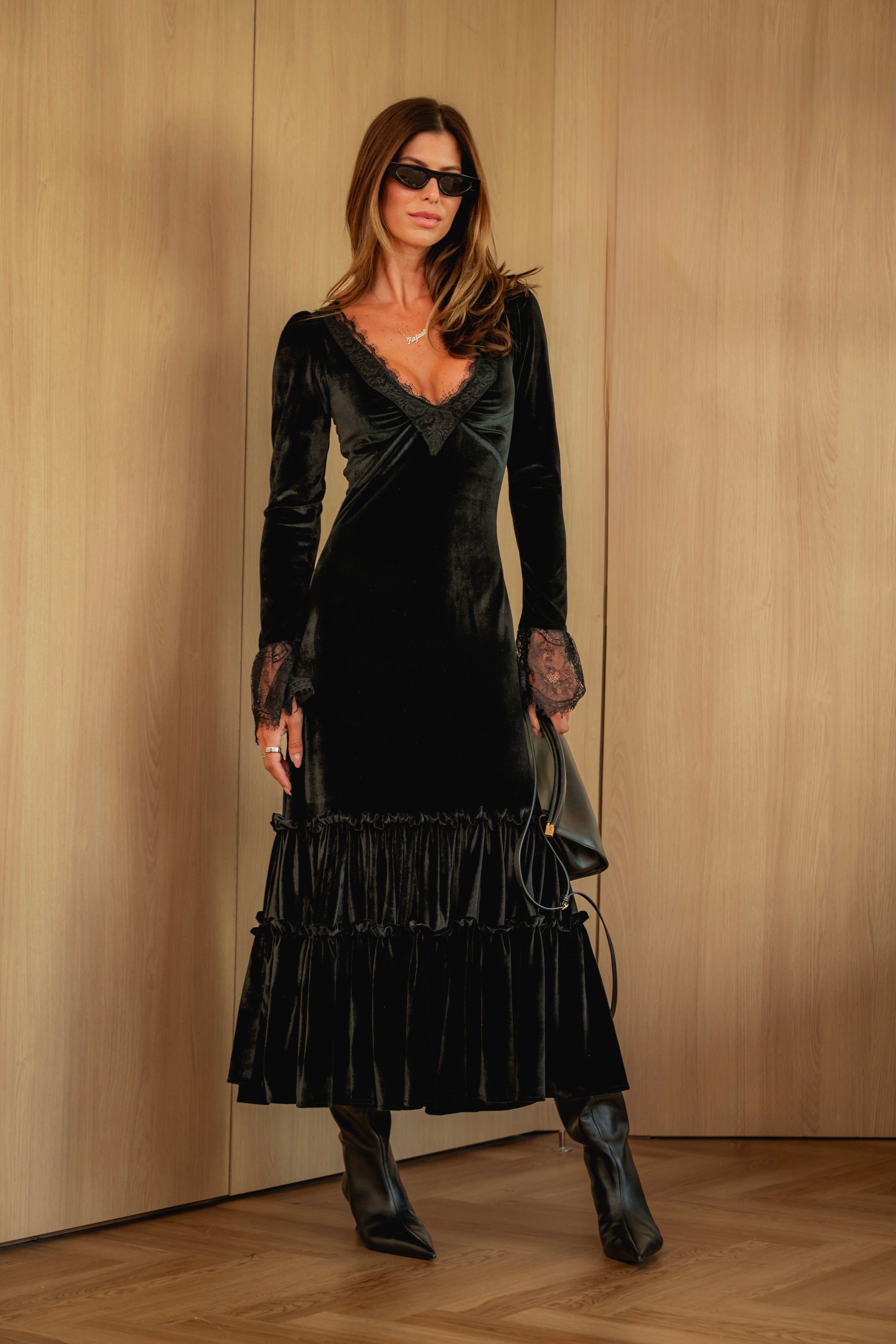 Vestido em Veludo decote V com detalhes em Renda