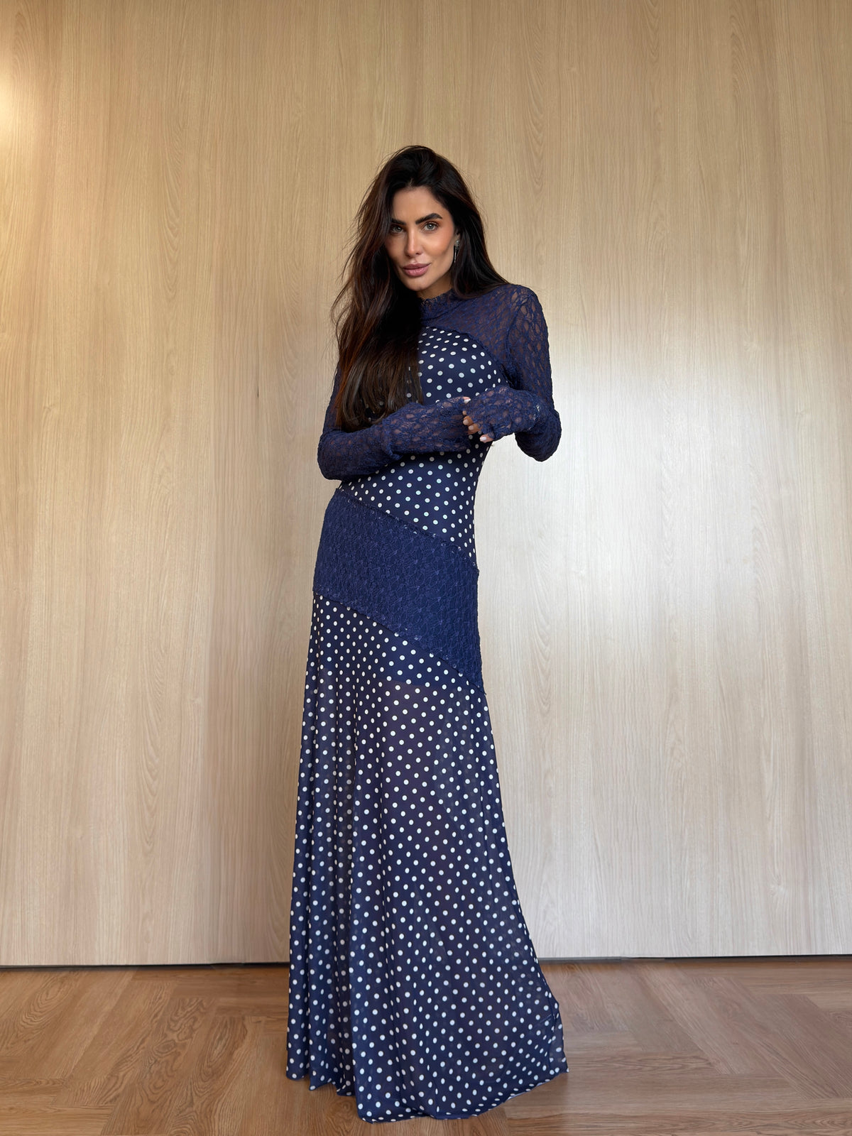 Vestido Longo em Tule Poá Decote e Manga em Renda