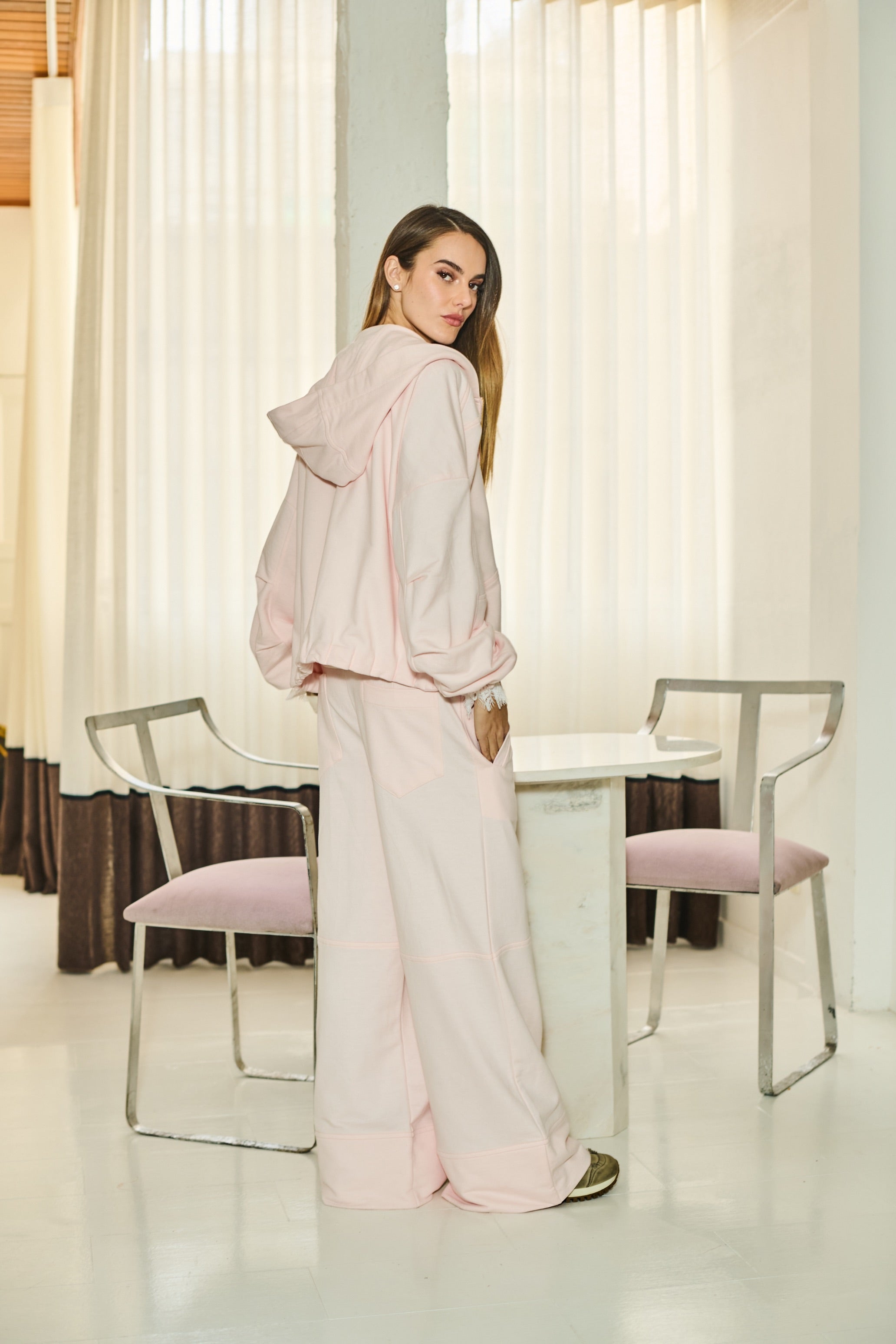 Conjunto Moletom Oversized com Recortes Calça Pantalona
