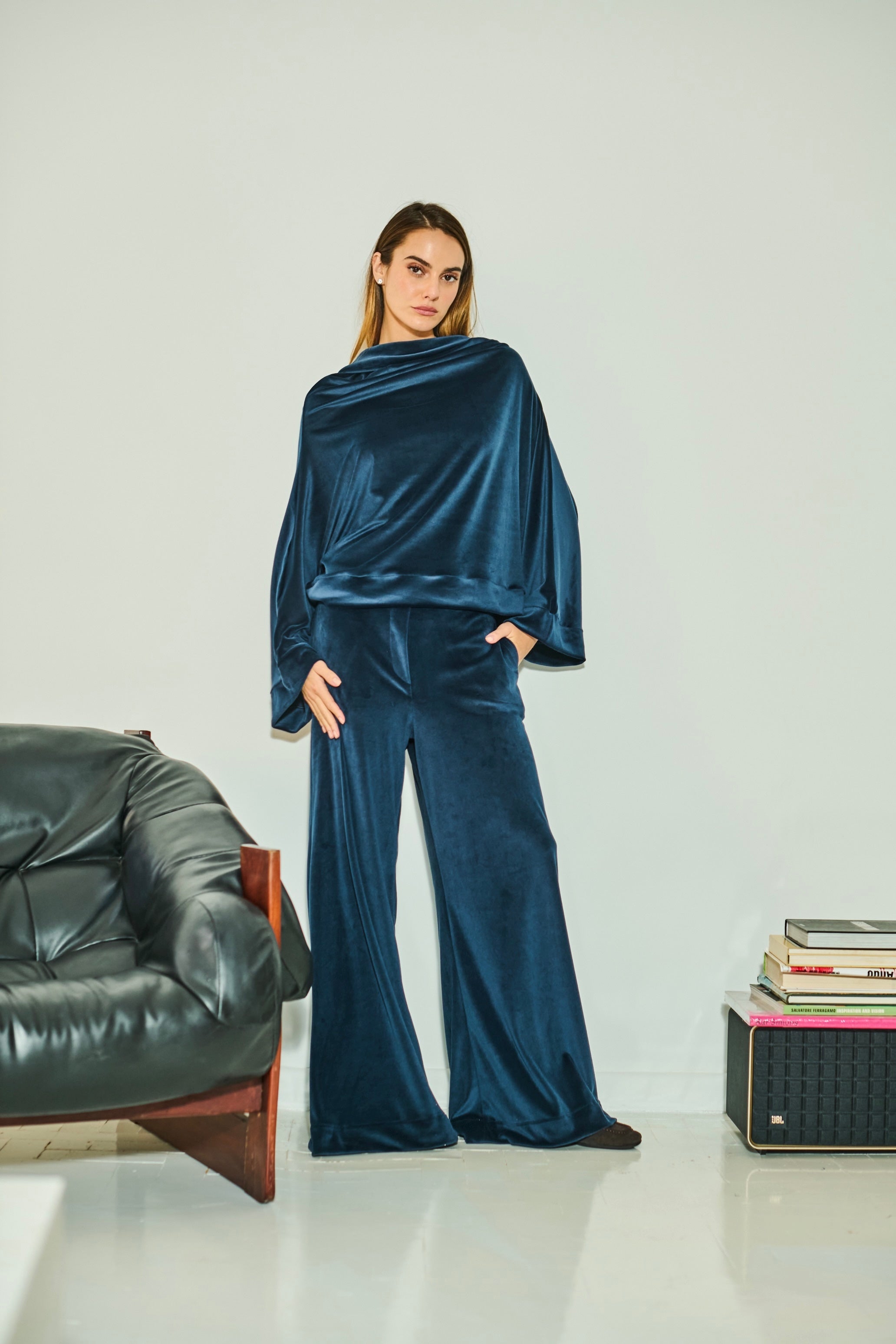 Conjunto em Plush Aveludado Calça Pantalona e Blusa Gola Alta