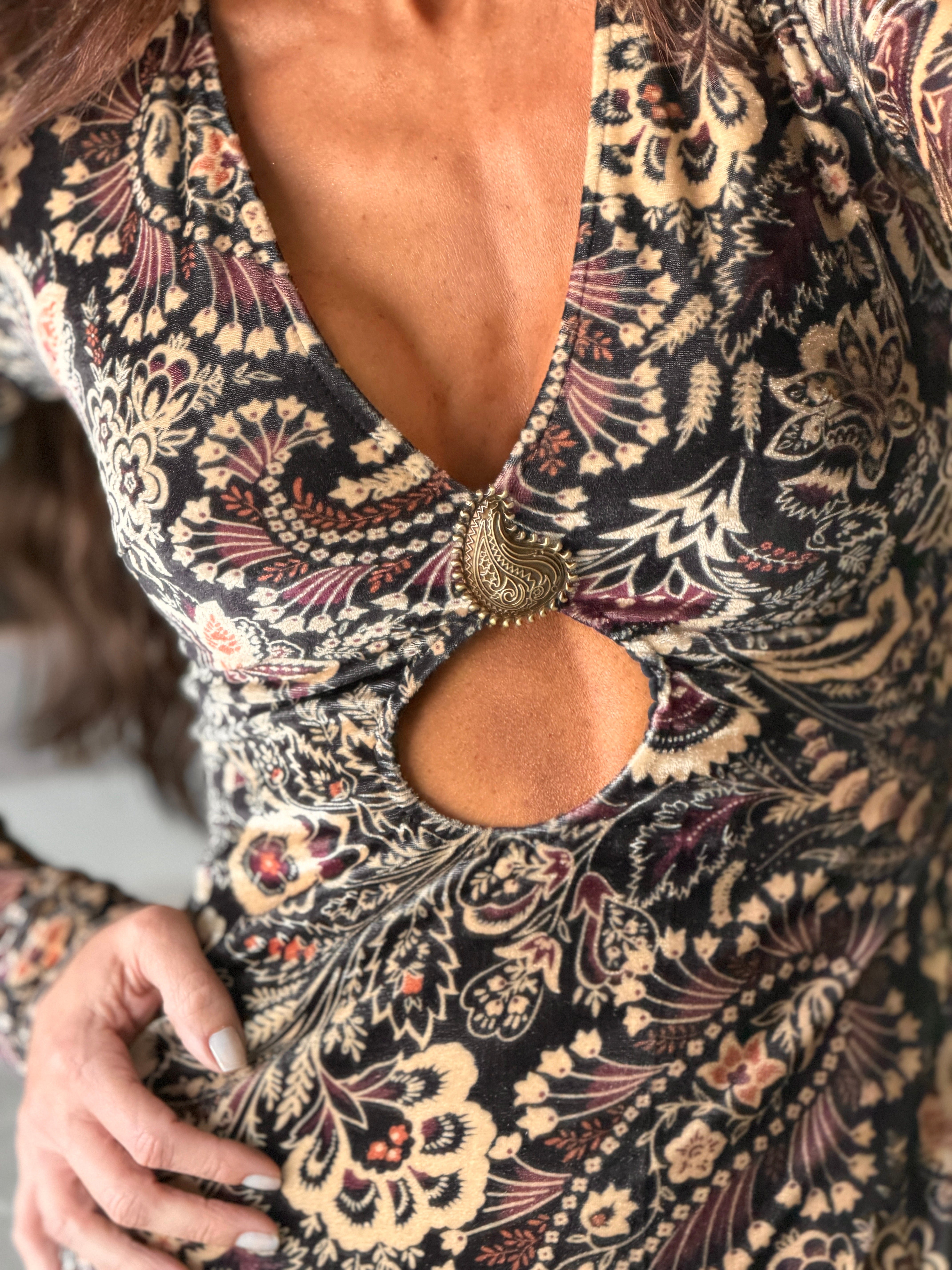 Vestido em Veludo Estampa Paisley Decote com Gota e Peça em Metal
