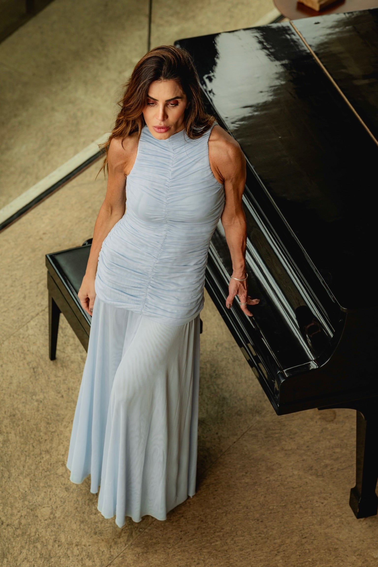 Vestido De Tule Franzido Frente E Costa Sem Manga