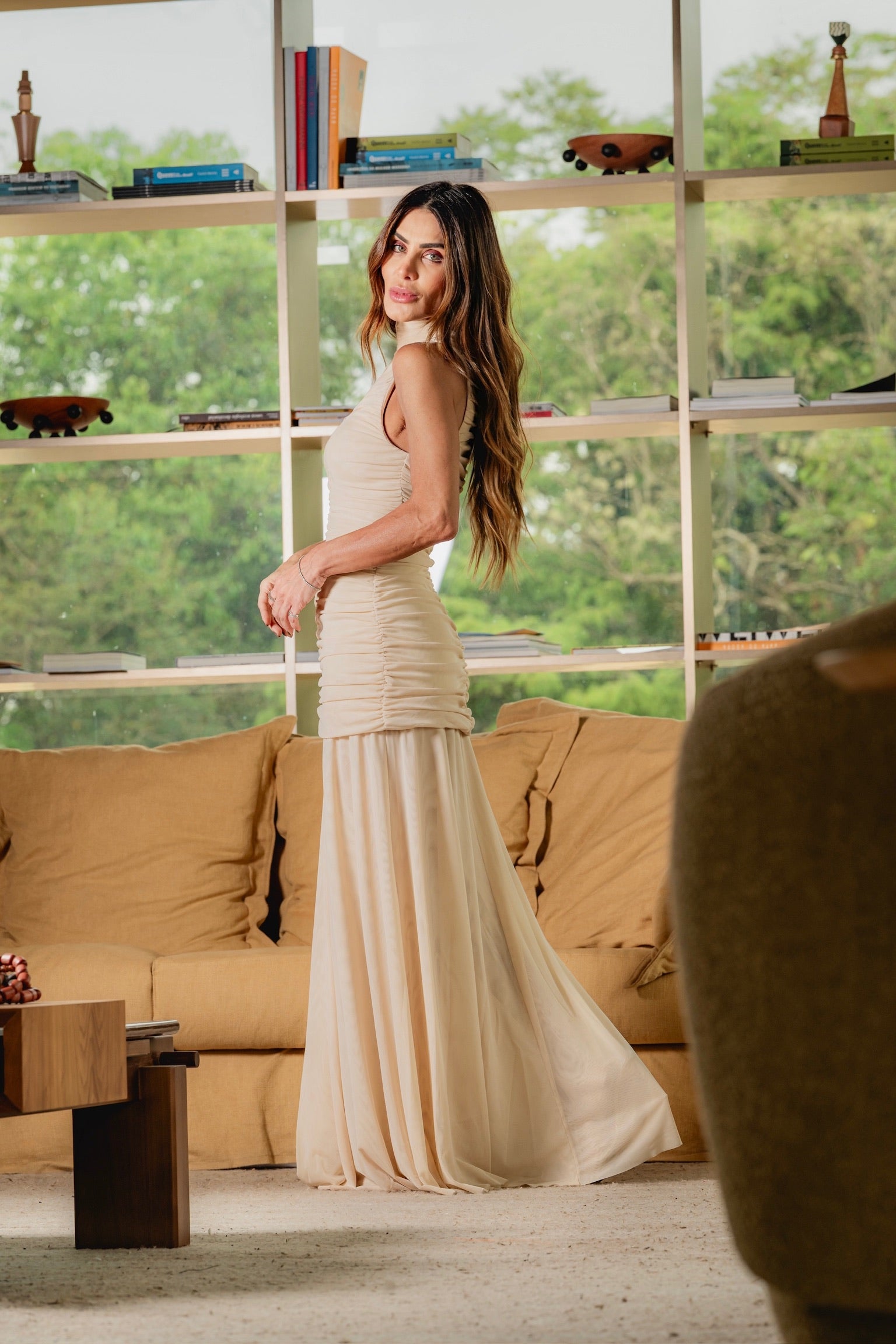 Vestido De Tule Franzido Frente E Costa Sem Manga