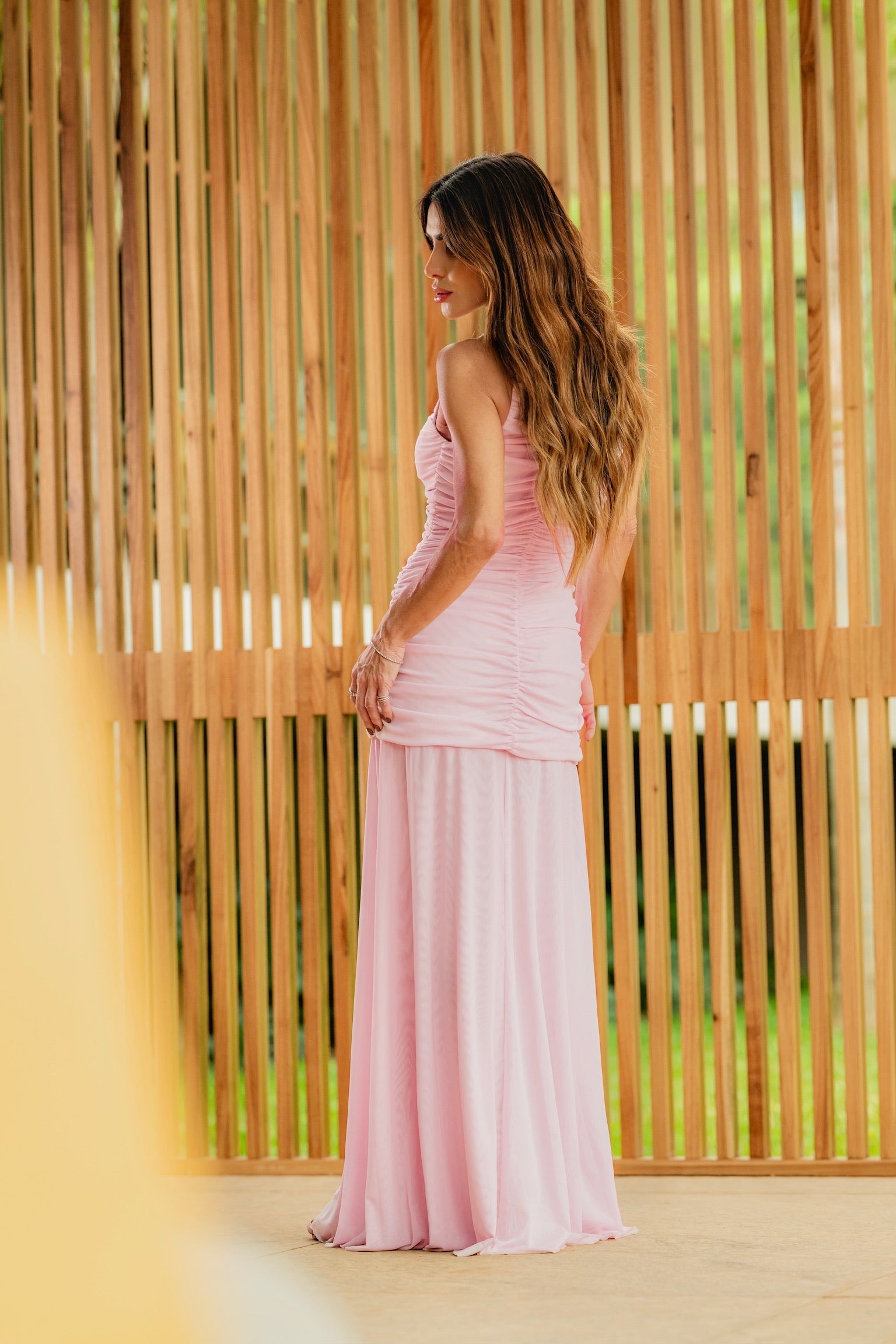 Vestido De Tule Franzido Frente E Costa Sem Manga