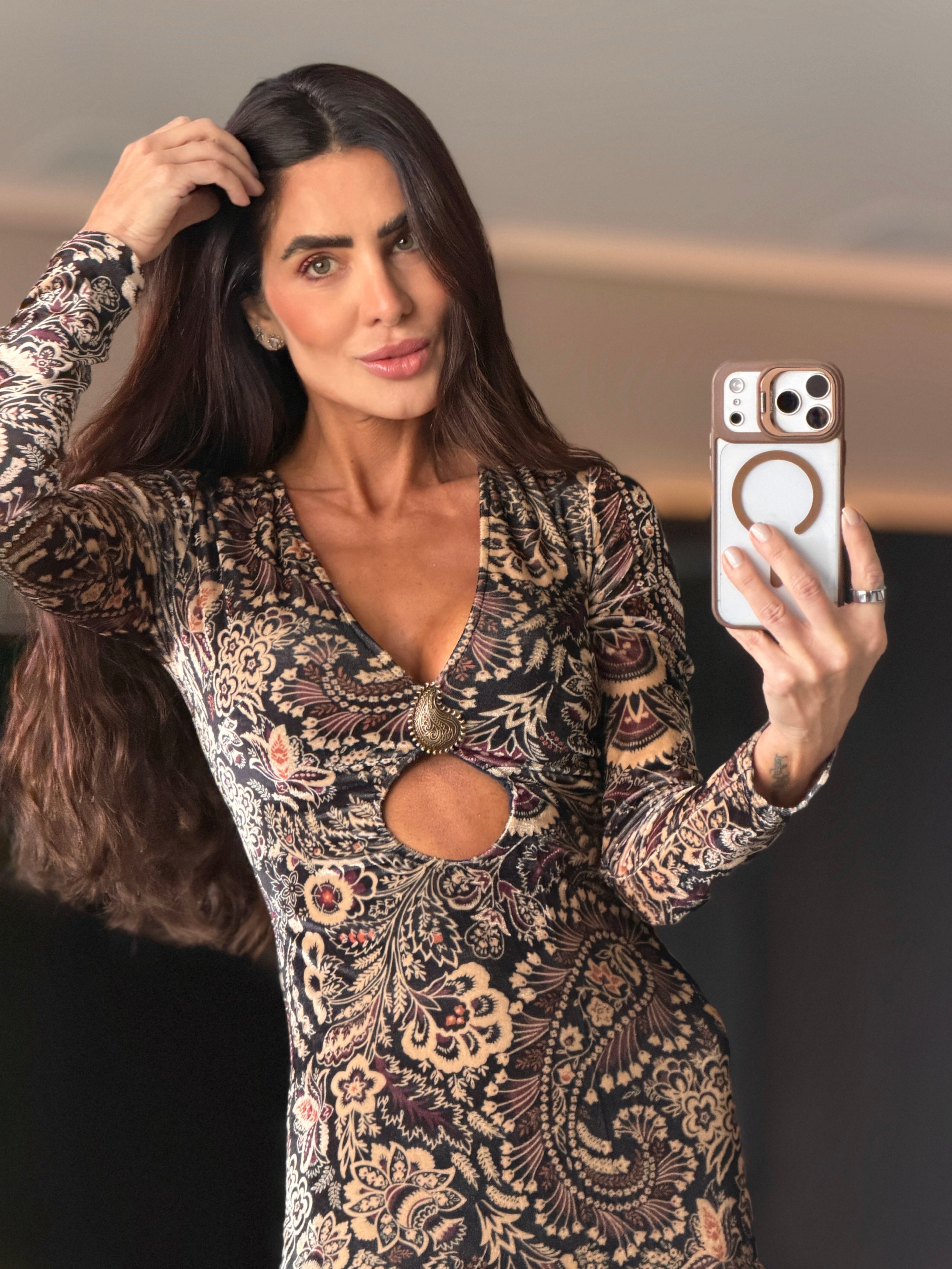 Vestido em Veludo Estampa Paisley Decote com Gota e Peça em Metal
